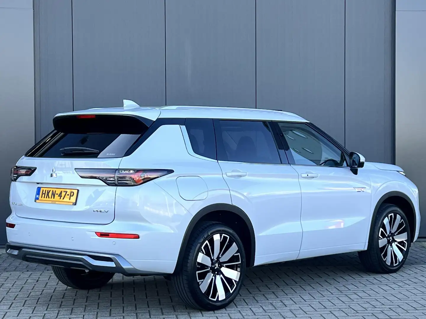 Mitsubishi Outlander 2.4 PHEV Instyle | 360º Camera | Open dak | Elektr Wit - 2