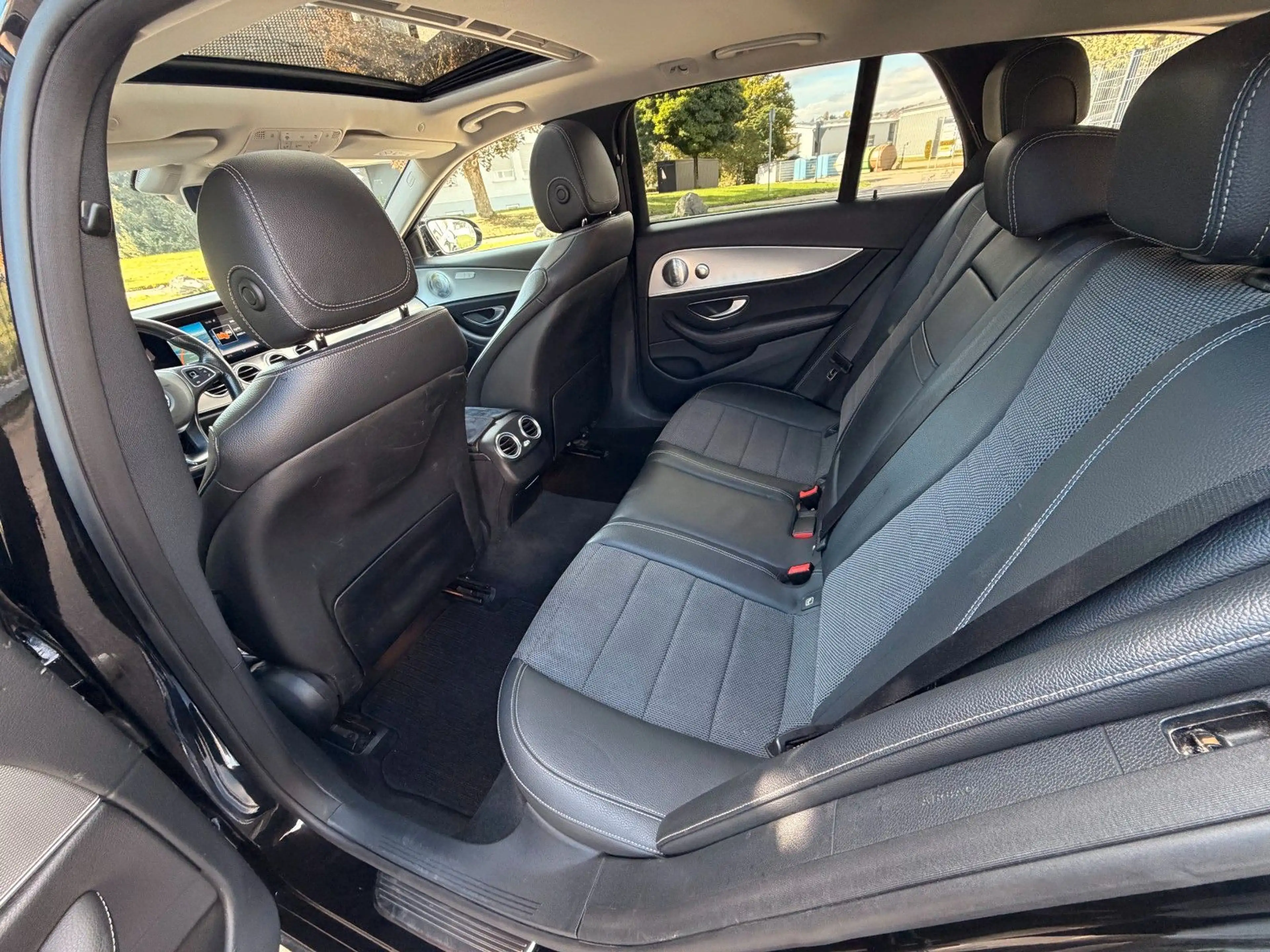 Mercedes-Benz E 220 d Avantgarde Pano Widescreen Brmst LED — photo 14