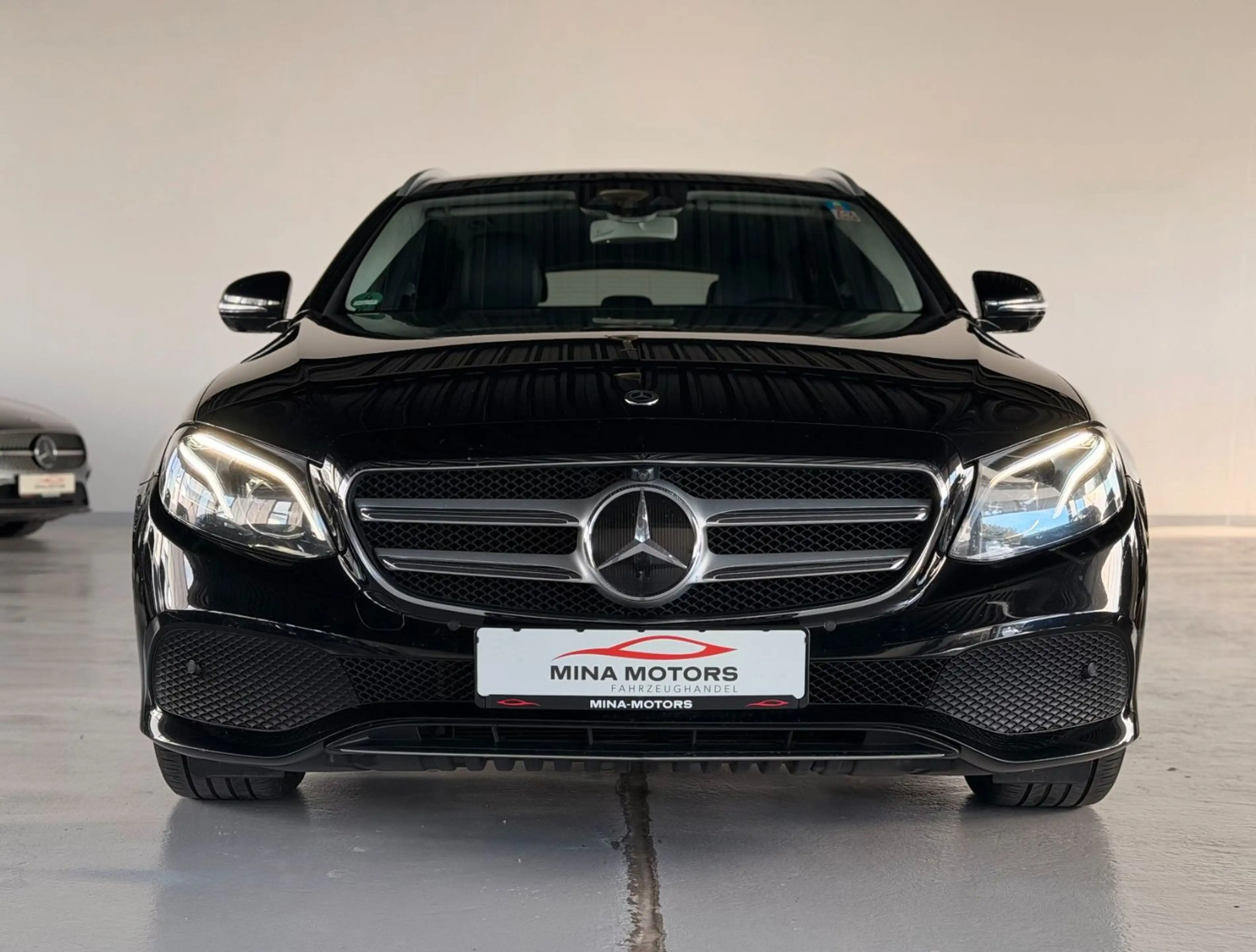 Mercedes-Benz E 220 d Avantgarde Pano Widescreen Brmst LED — photo 2