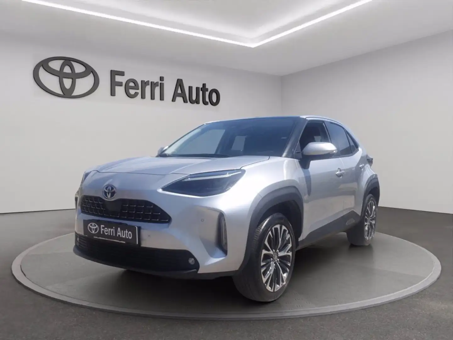 Toyota Yaris Cross 1.5h lounge awd-i 116cv e-cvt Grigio - 1