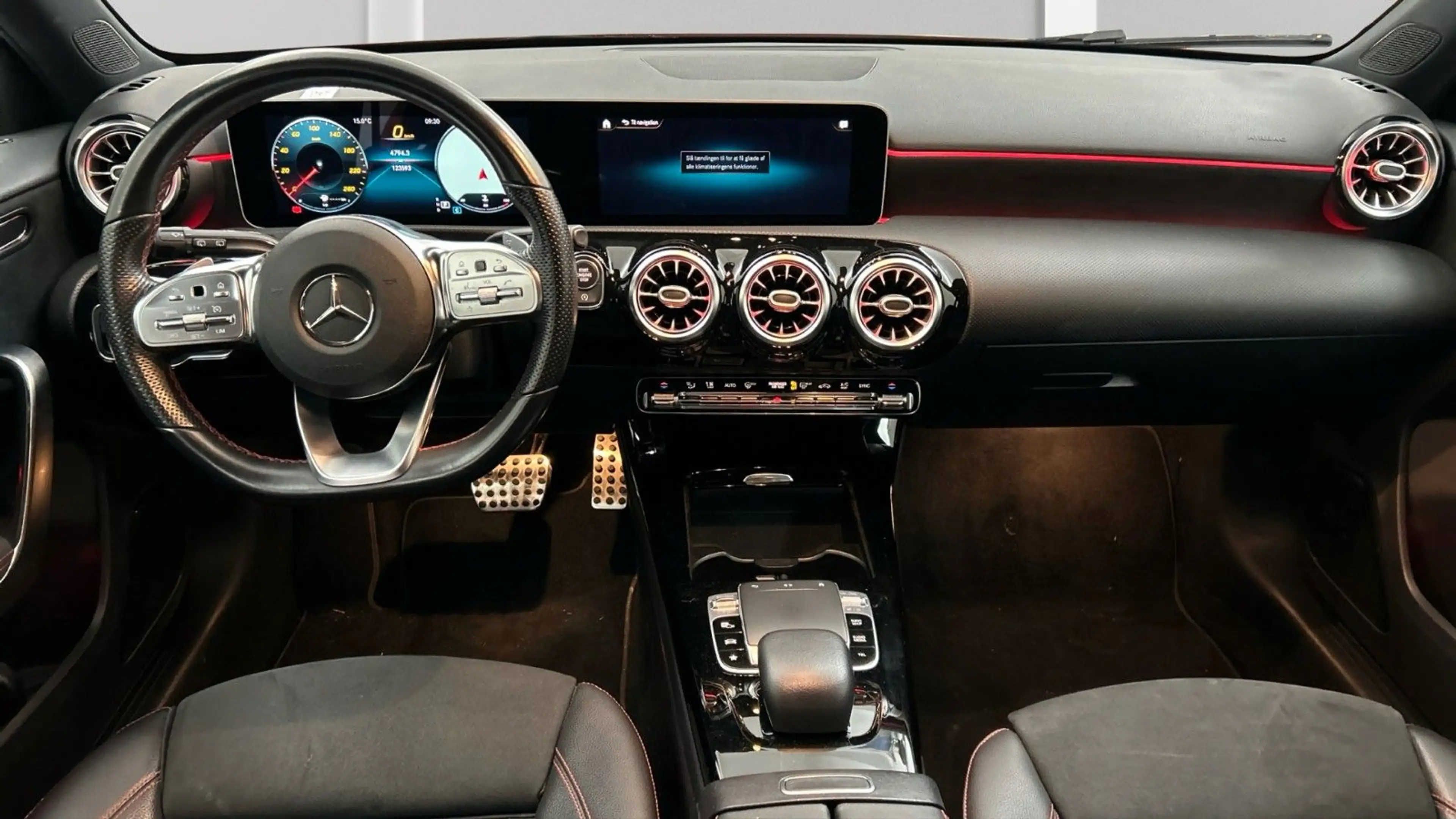 Mercedes-Benz A 200 AMG Leder Navi Multibeam LED SHZ RFK SHZ — photo 9