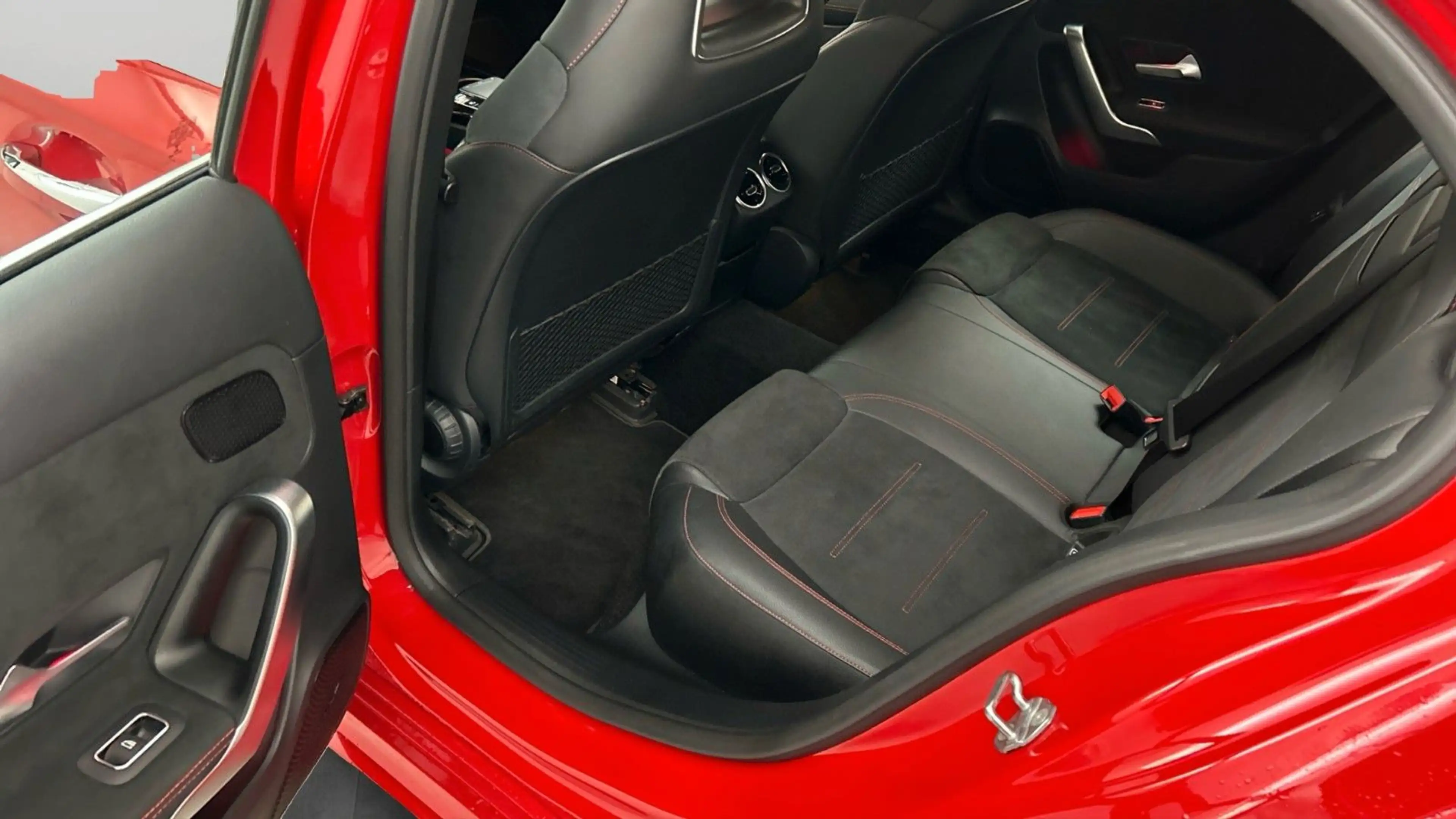 Mercedes-Benz A 200 AMG Leder Navi Multibeam LED SHZ RFK SHZ — photo 8