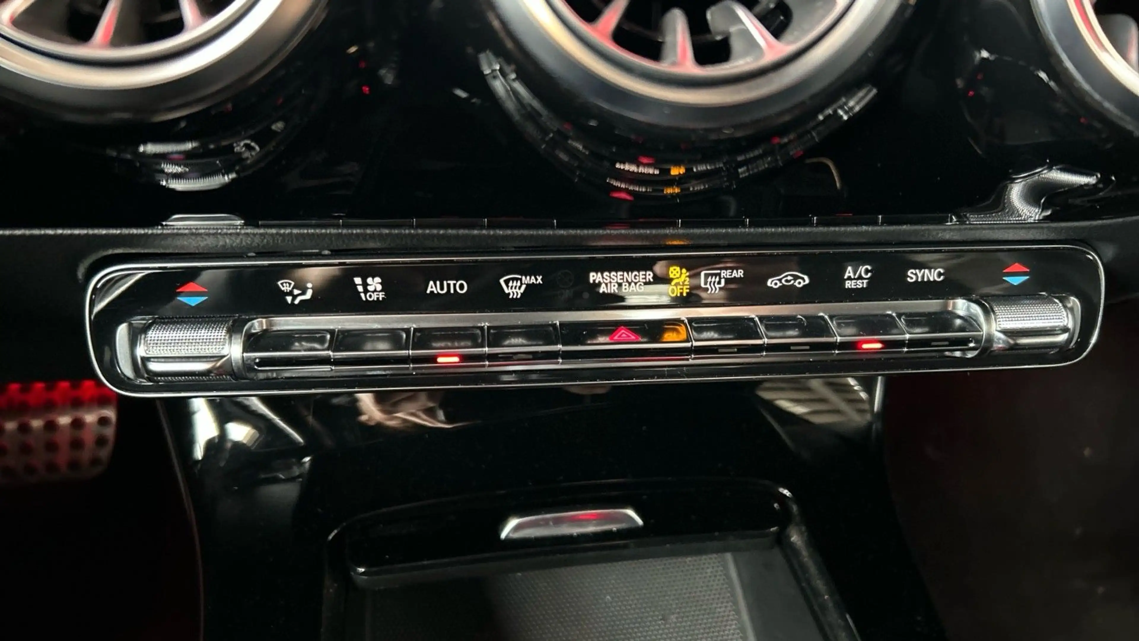 Mercedes-Benz A 200 AMG Leder Navi Multibeam LED SHZ RFK SHZ — photo 14