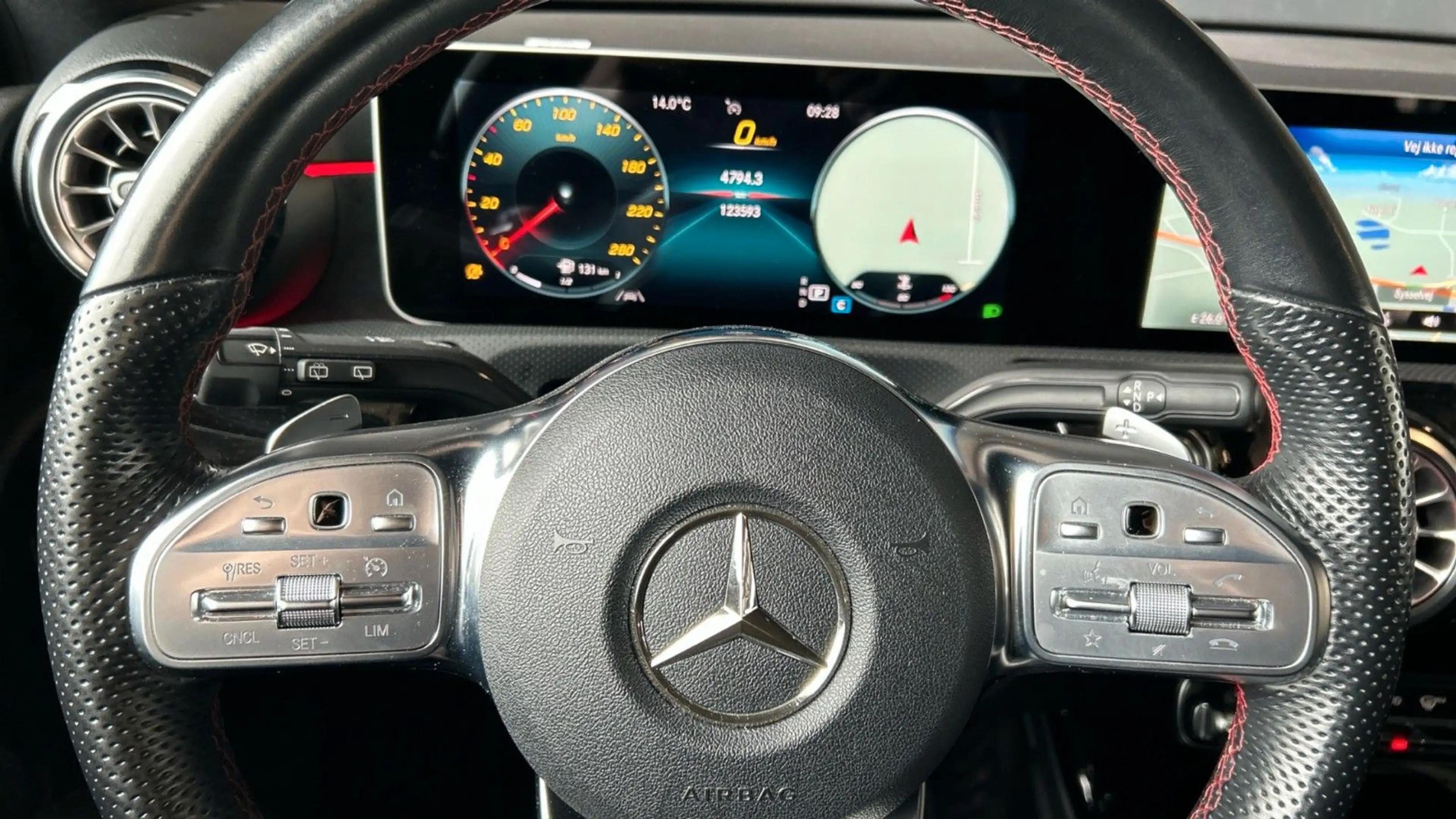 Mercedes-Benz A 200 AMG Leder Navi Multibeam LED SHZ RFK SHZ — photo 10