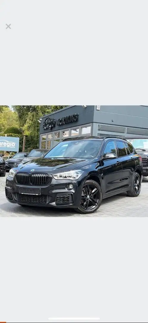 BMW X1 sDrive18i M exterieur/onderstel/Pano/Full black Zwart - 1