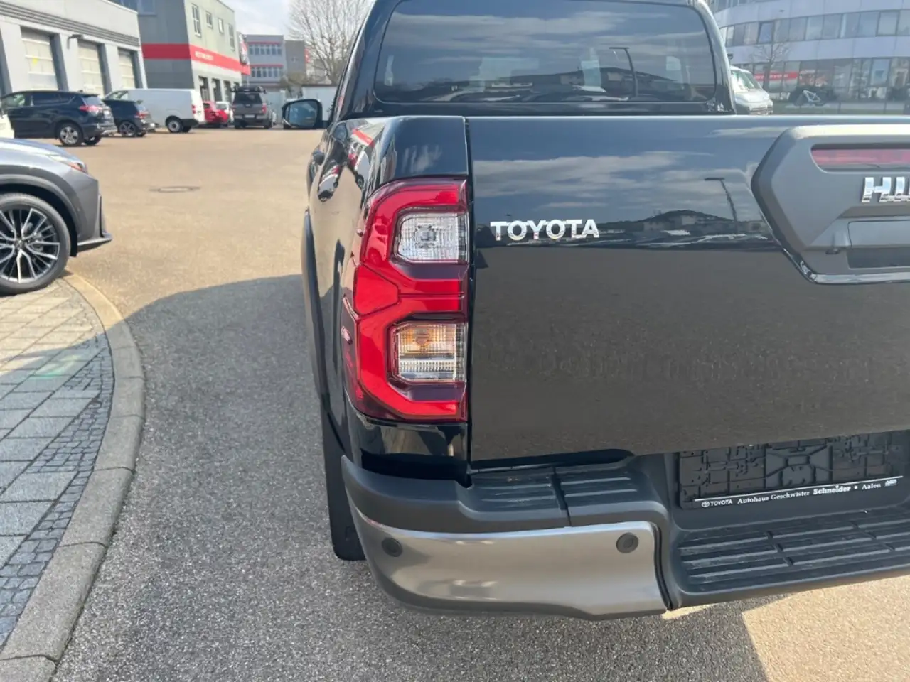 Toyota Hilux Double Cab Invincible 4x4 - On Stock 11