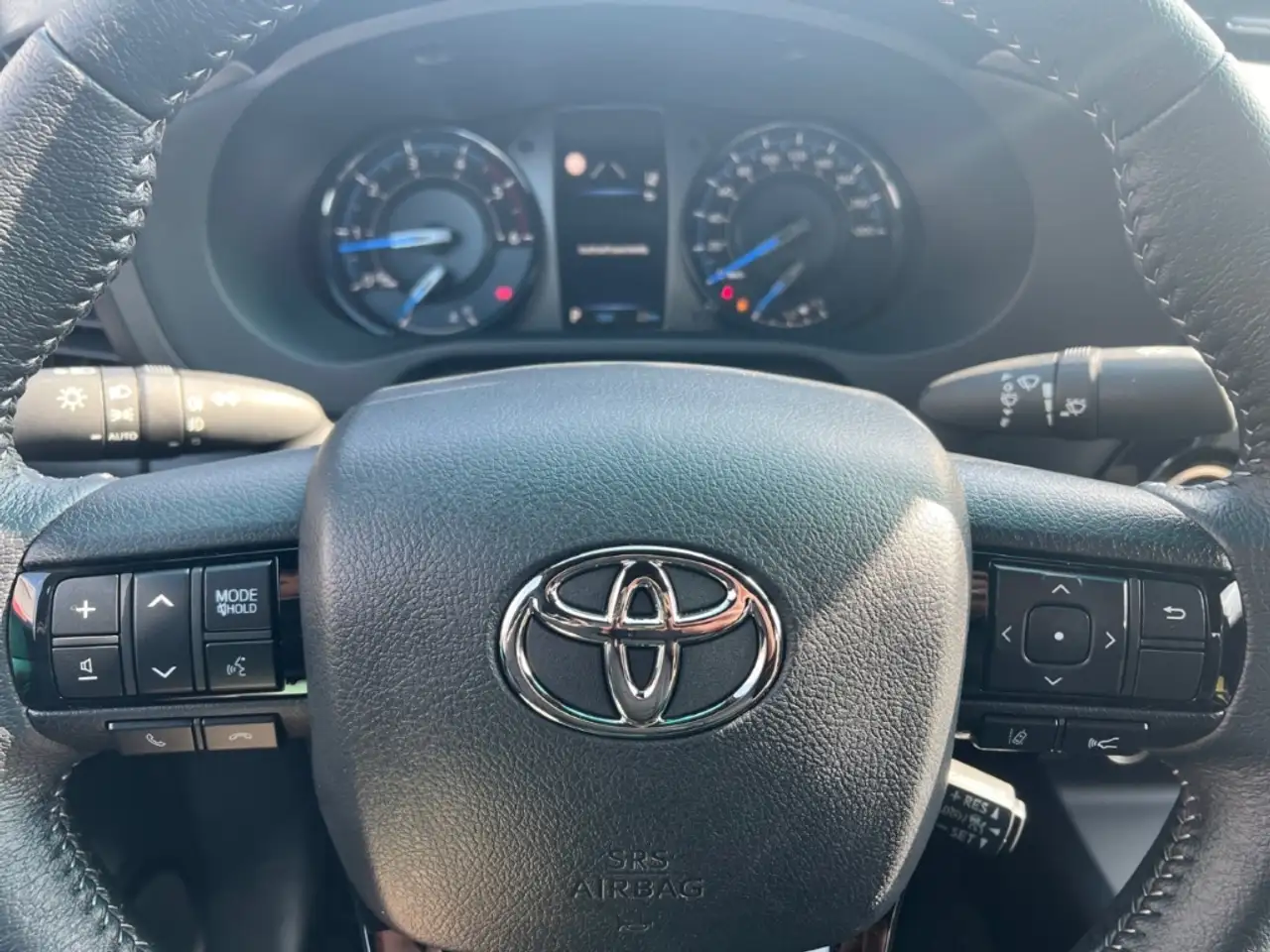 Toyota Hilux Double Cab Invincible 4x4 - On Stock 16