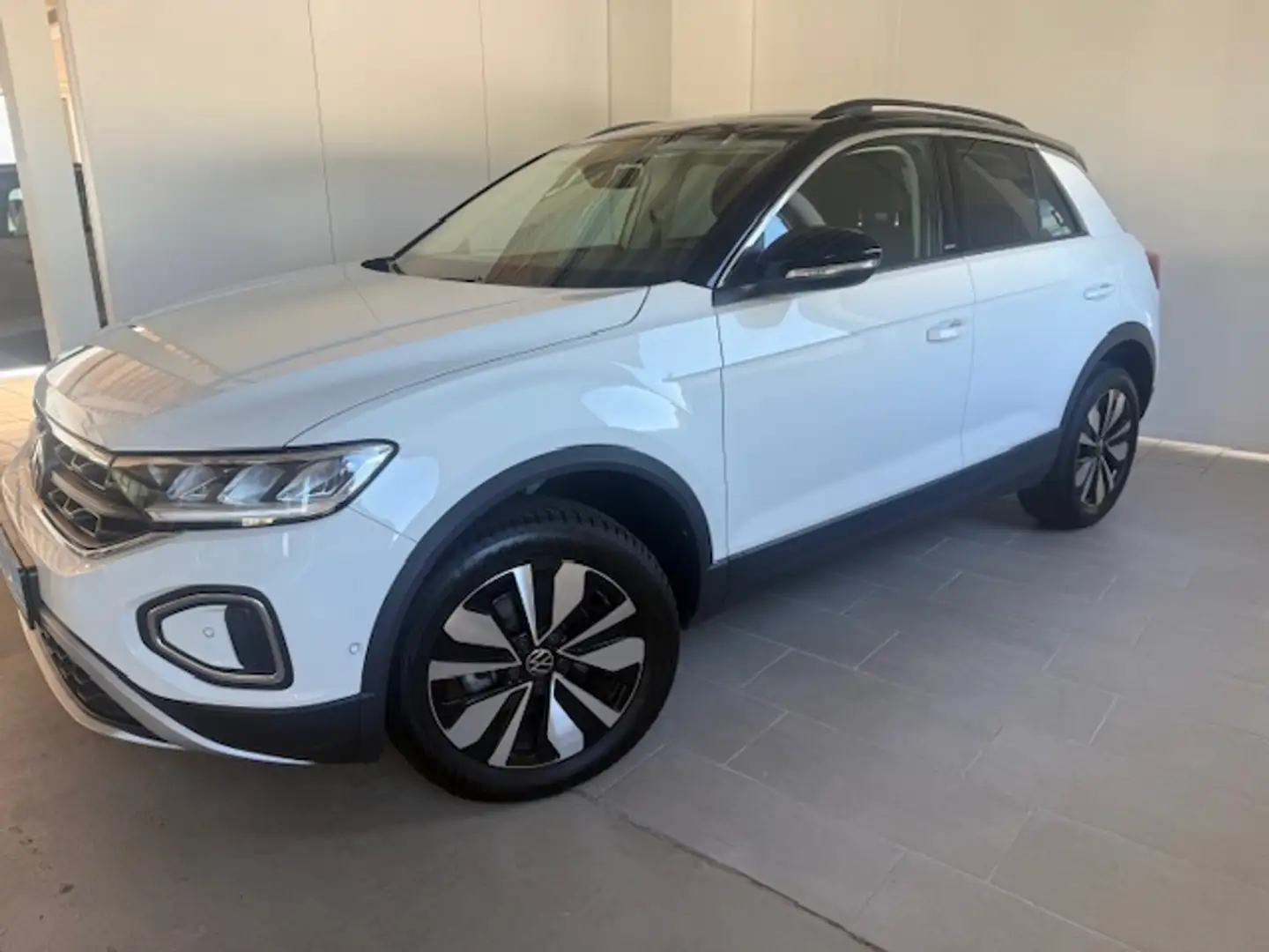 Volkswagen T-Roc MOVE 1.5 TSI DSG Navi AHK Kamera ACC Dig.Cockpit LED Weiß - 1