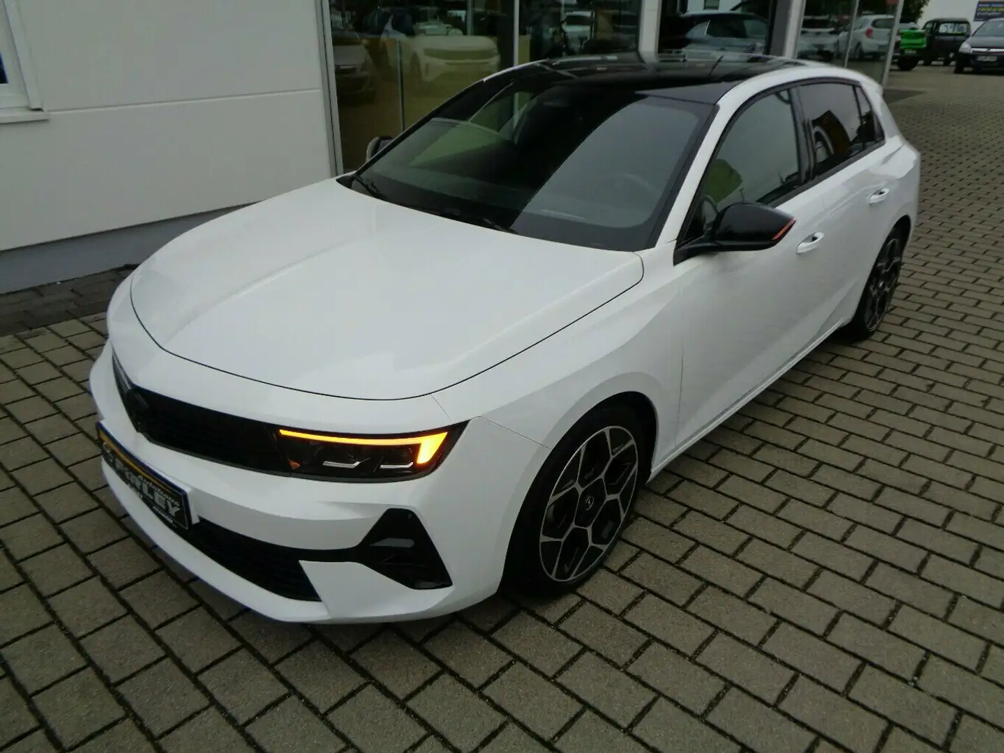 Opel Astra Ultimate Weiß - 2