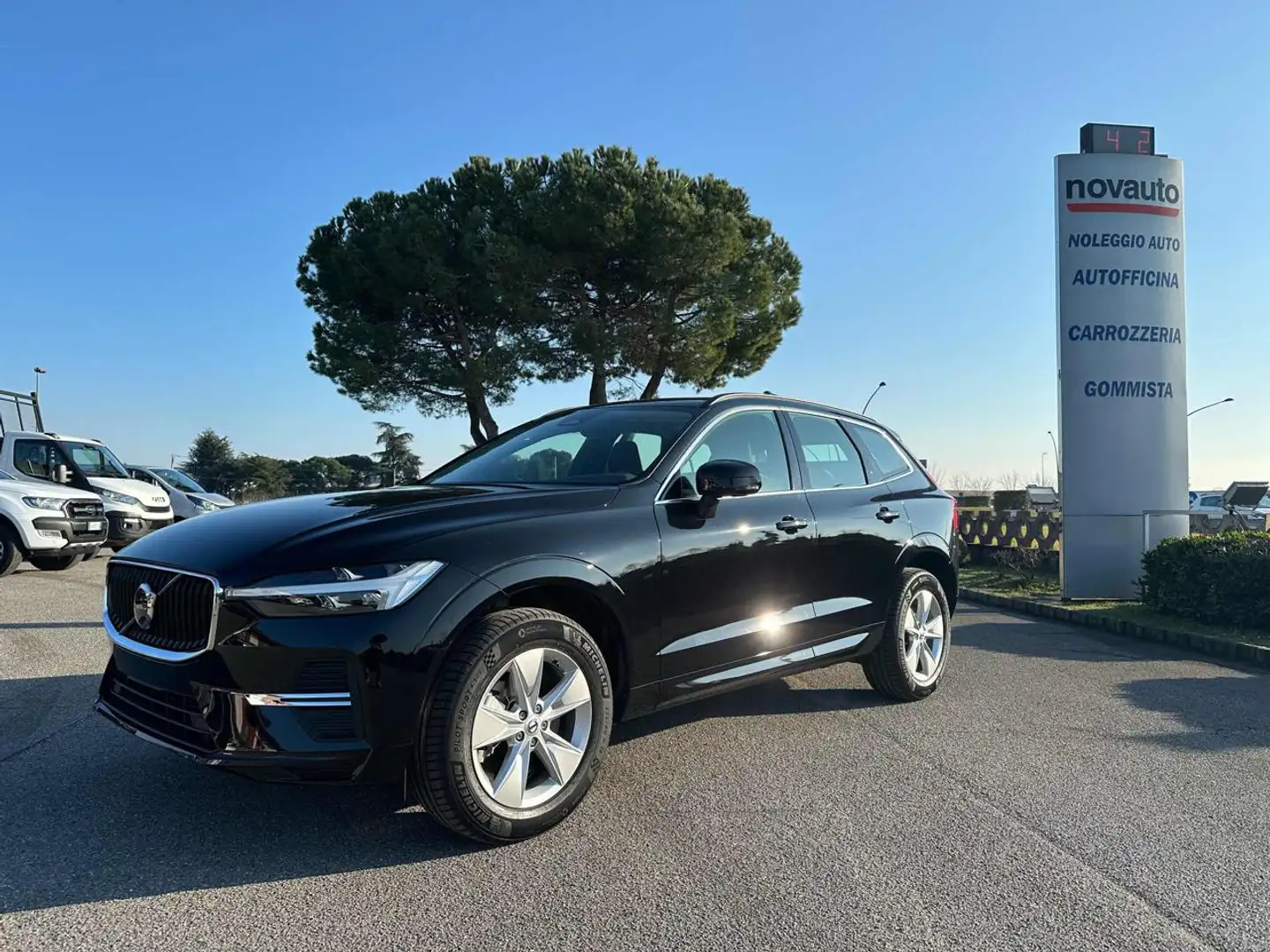 Volvo XC60 B4 (d) AWD automatico Core Hybrid TD Nero - 1
