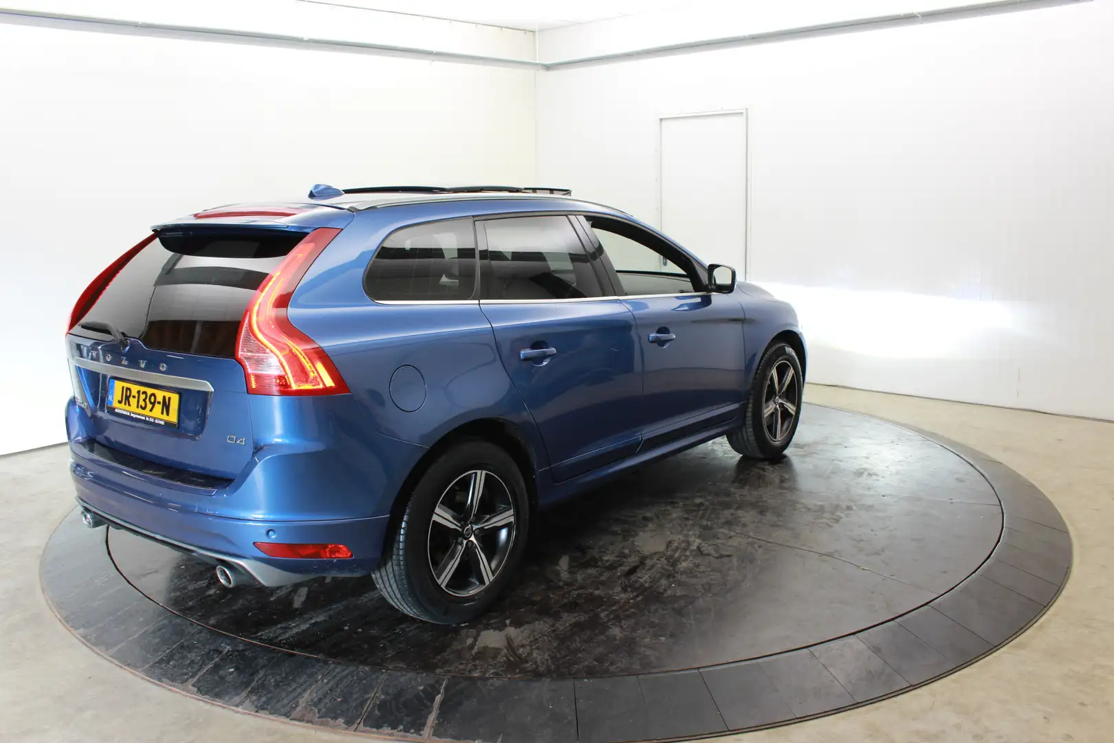 Volvo XC60 2.0 D4 FWD R-Design Panodak Automaat NL Auto € 193 Blauw - 2