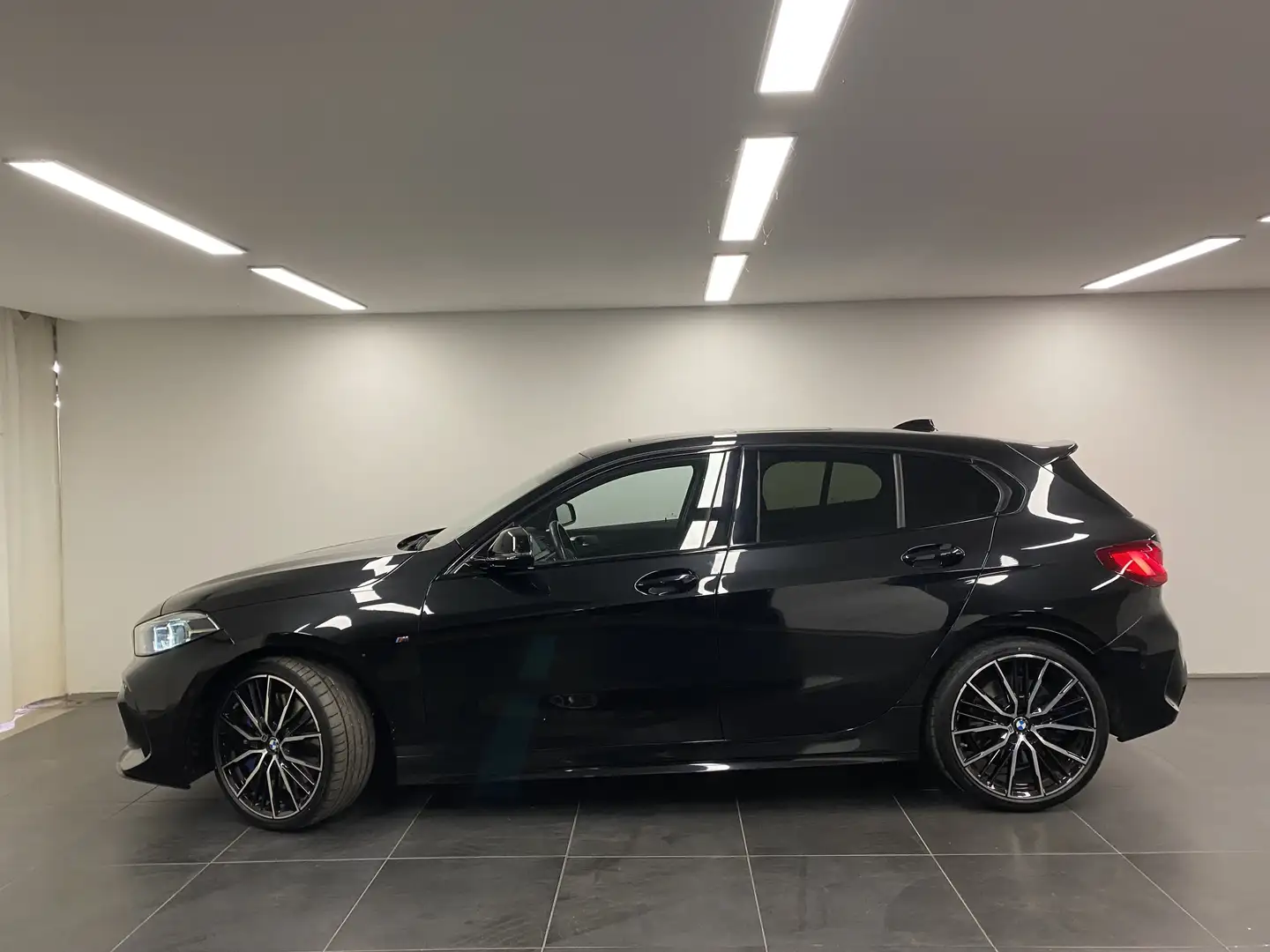 BMW 135 M135i xDrive M Sportpaket Drivingass. Parkass. Pan Schwarz - 2