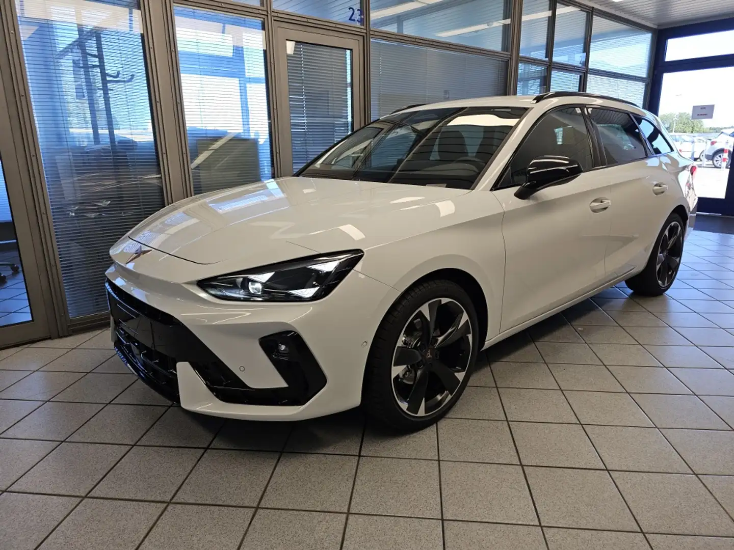 CUPRA Leon Navi,Kamera, AHK, Matrix-LED Bílá - 2