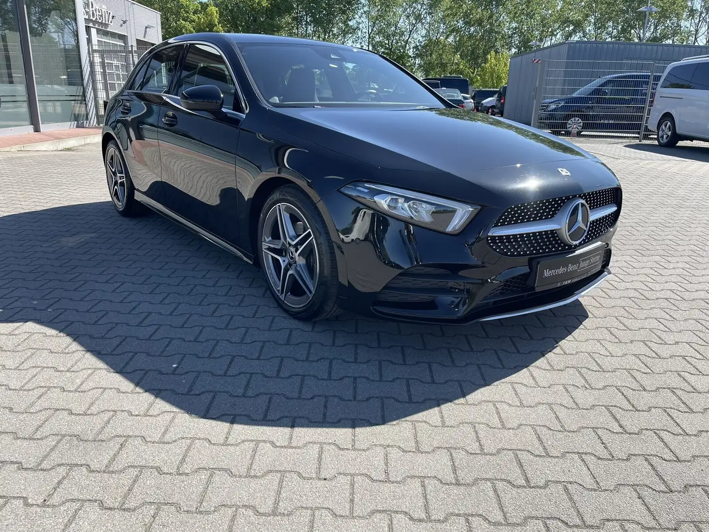 Mercedes-Benz A 180 A 180 AMG/PremiumNavi/Rückfahrkamera/LED/Totwink Černá - 2