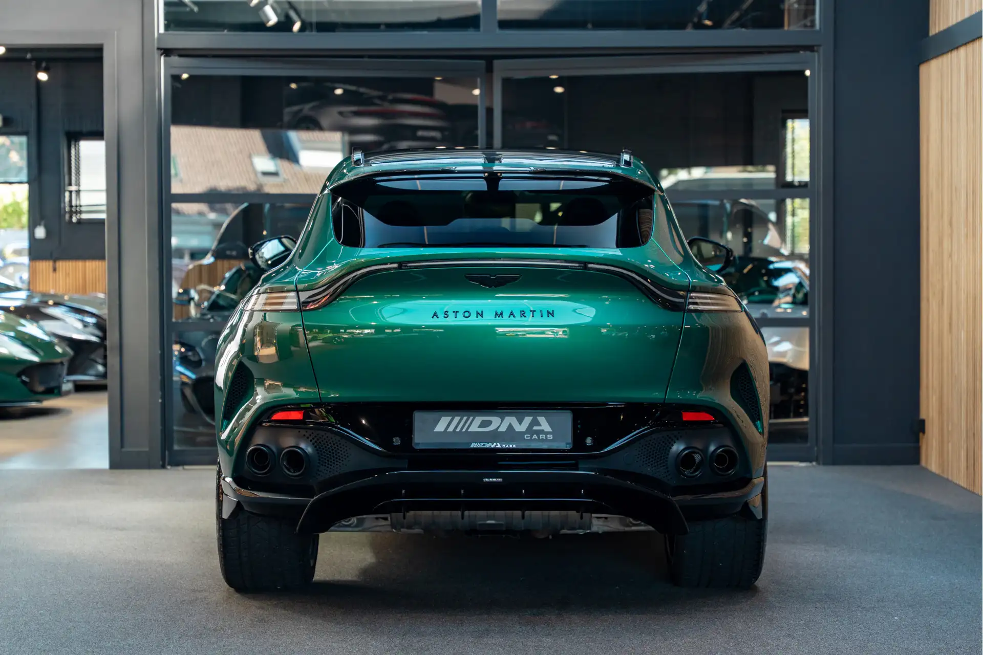 애스턴마틴 DBX 2022 초록 사진 4