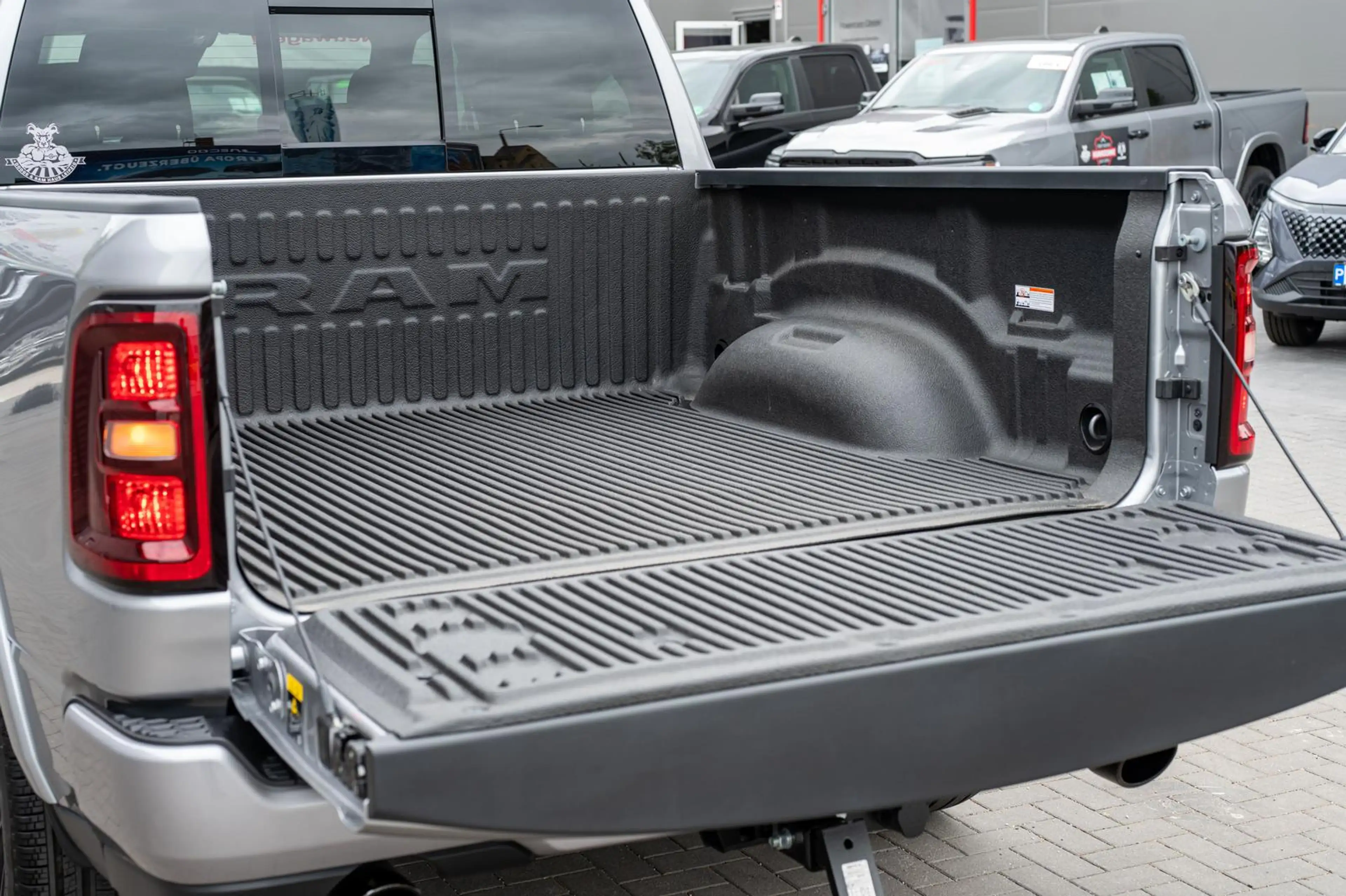 Dodge RAM Laramie Night 5,7l V8,ACC,Pano,MY26,LPG 0€ — photo 8