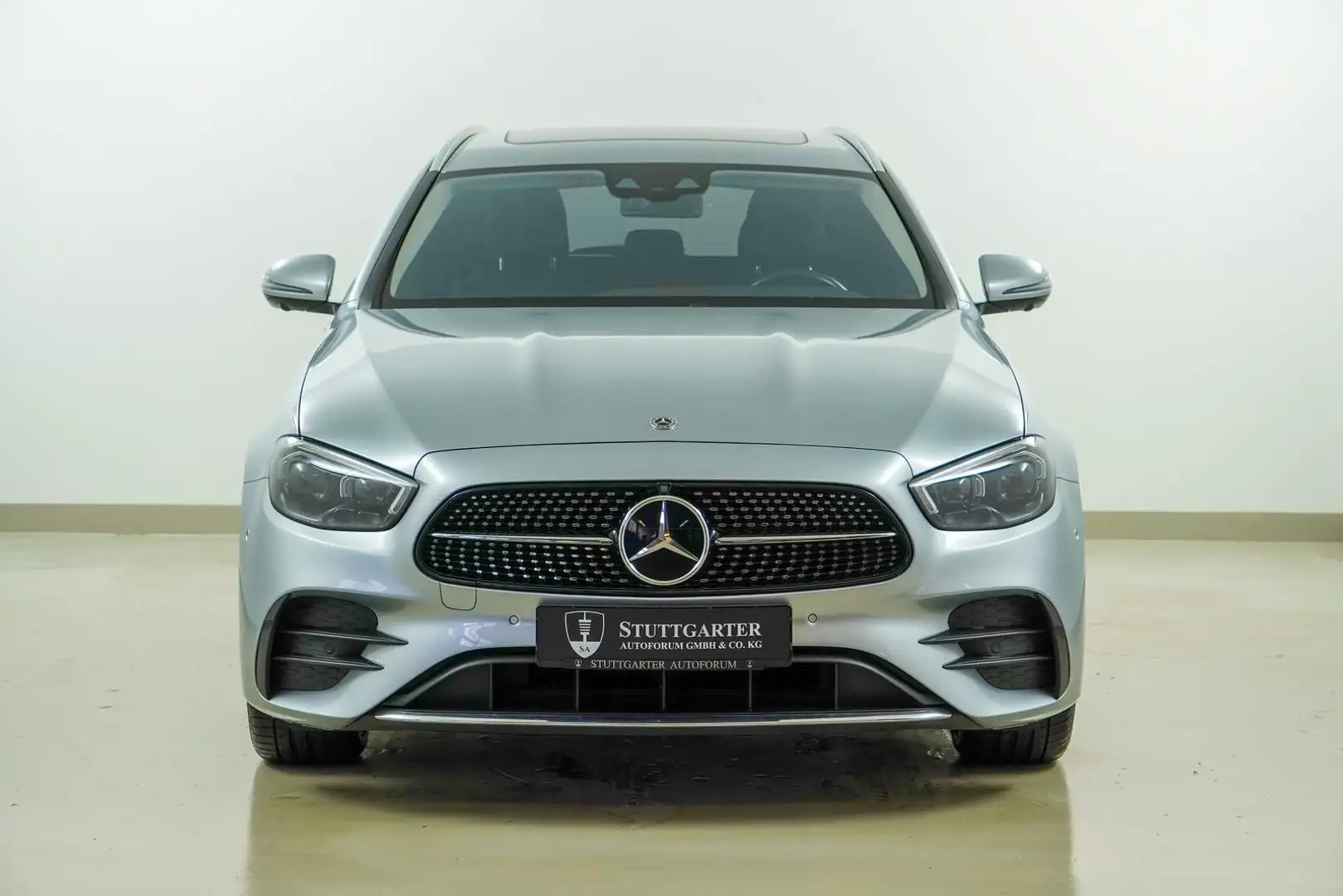 Mercedes-Benz E 450 4Matic AMG Line Airmatic 360K Stdhzg AHK Plateado - 2