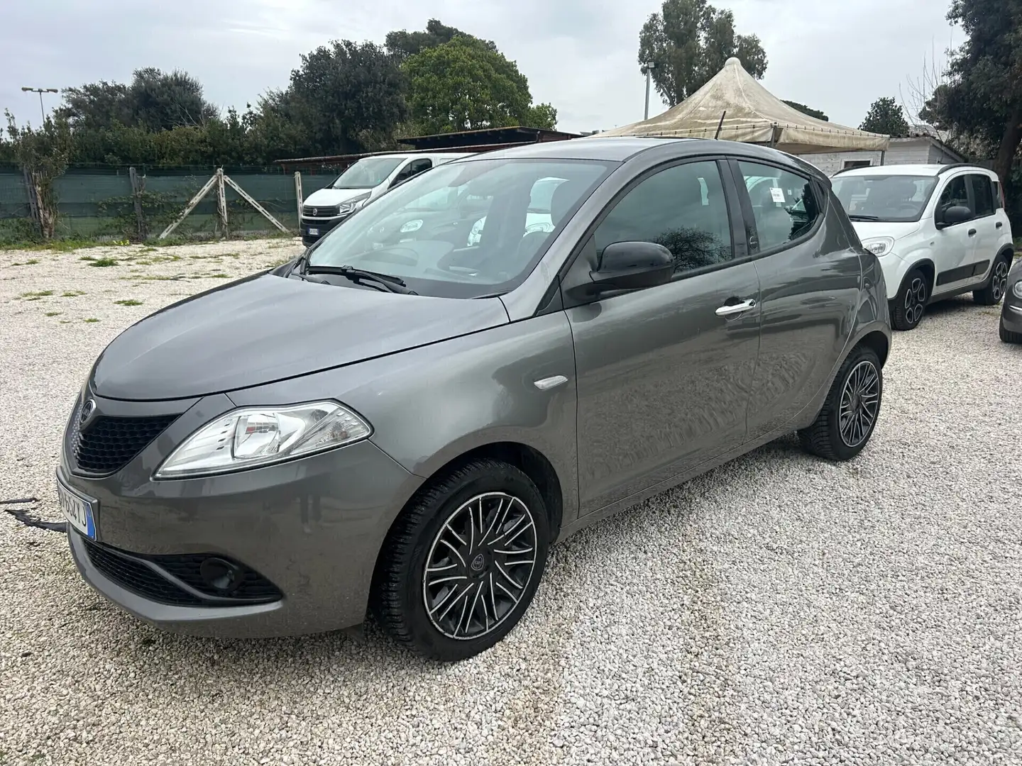 Lancia Ypsilon 1.0 FireFly 5 porte S&S Hybrid Ecochic Gold Grigio - 2
