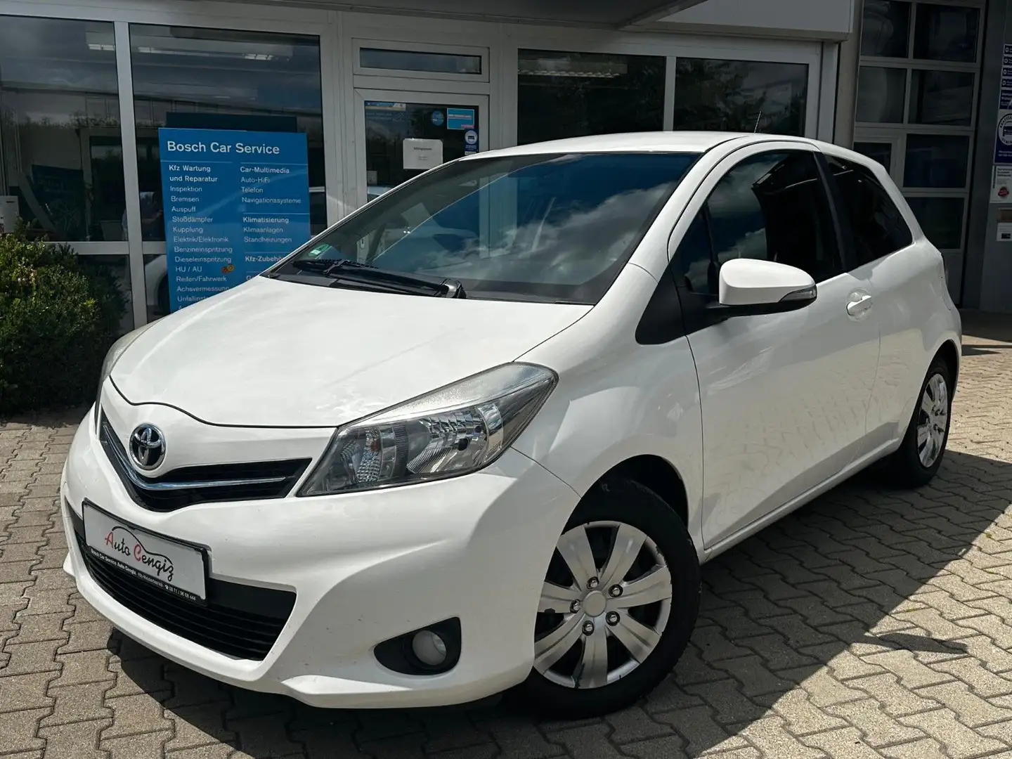 Toyota Yaris 1.3 KAMERA/KLIMA/AHK/BLUETOOTH/2.HAND Weiß - 1
