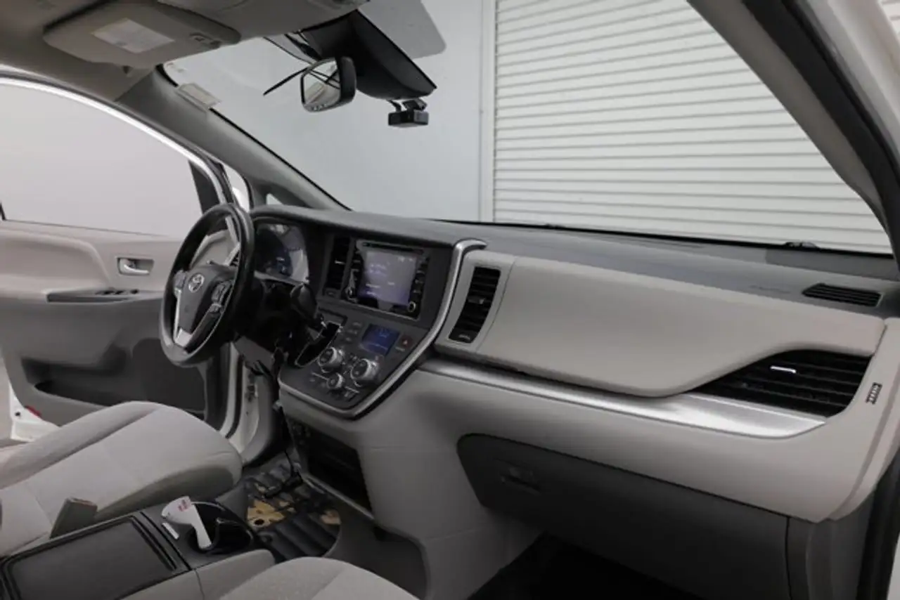 Toyota Sienna снимка Toyota Sienna