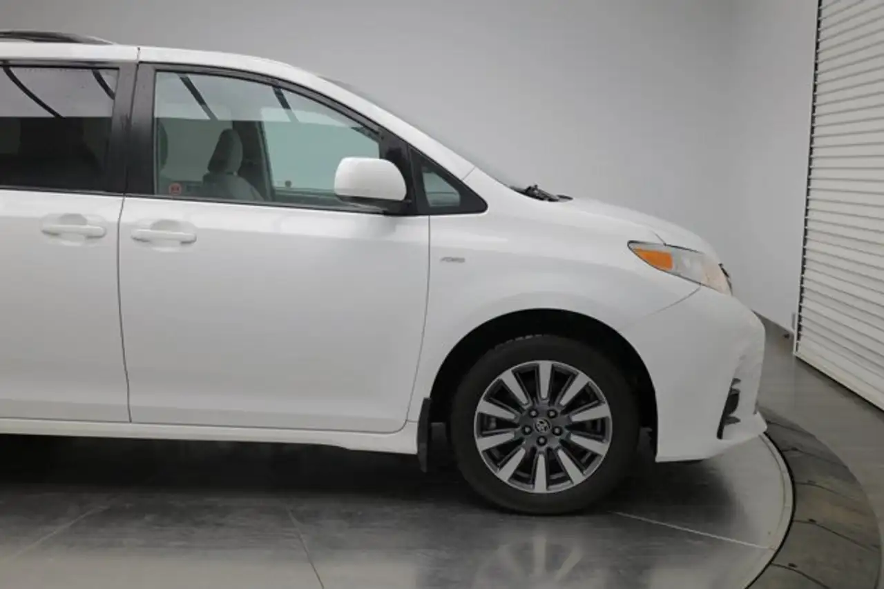 Toyota Sienna снимка Toyota Sienna