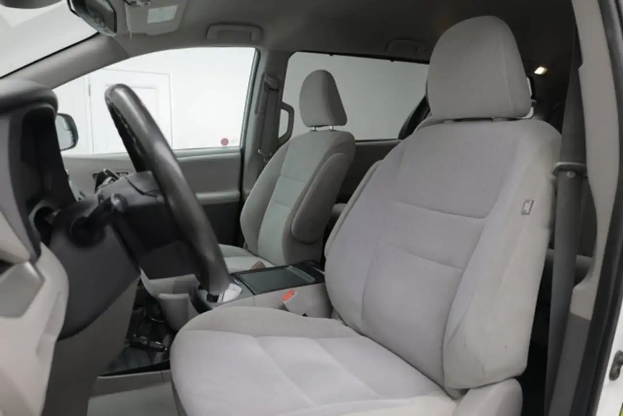 Toyota Sienna снимка Toyota Sienna