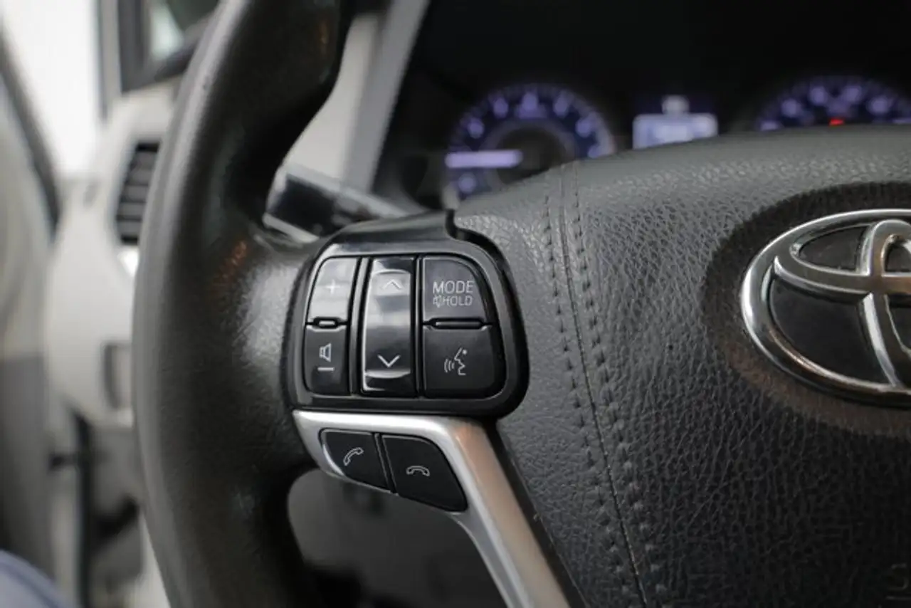 Toyota Sienna снимка Toyota Sienna