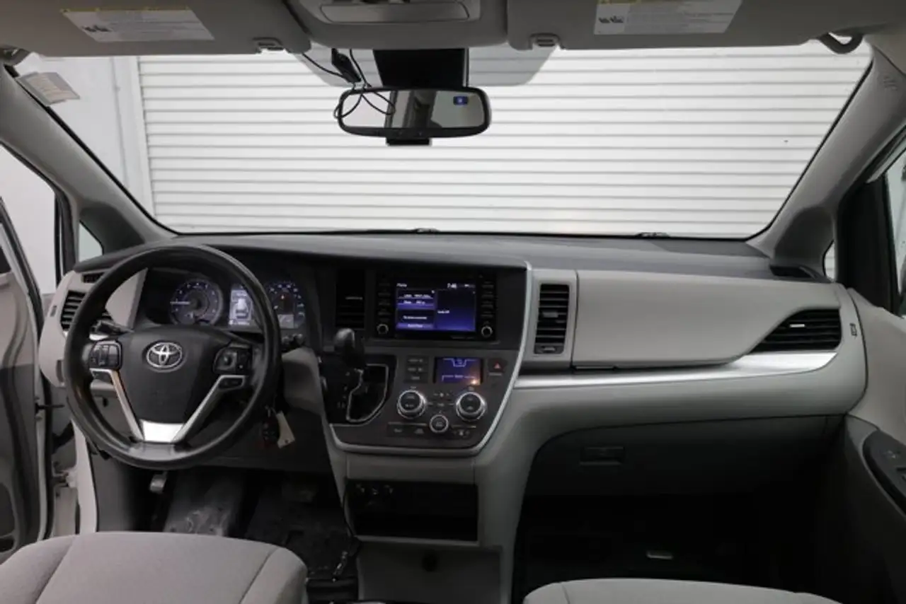 Toyota Sienna снимка Toyota Sienna