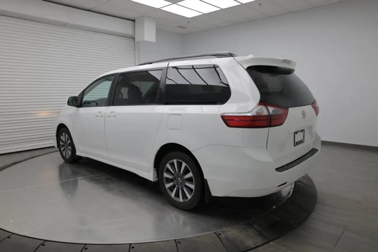 Toyota Sienna снимка Toyota Sienna