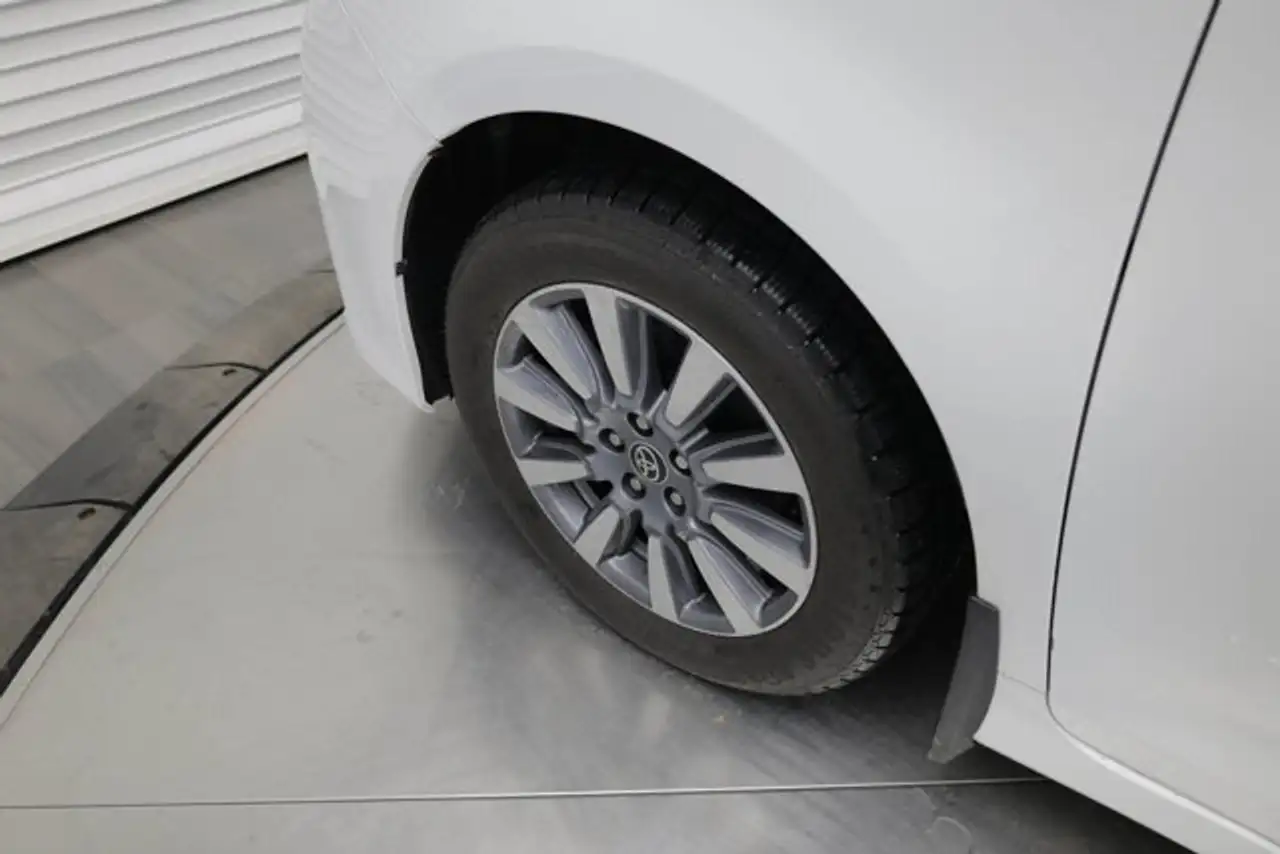 Toyota Sienna снимка Toyota Sienna