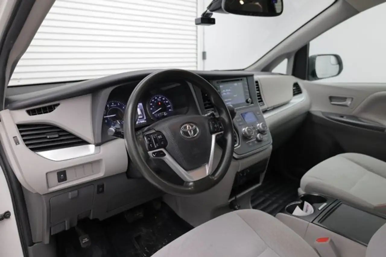 Toyota Sienna снимка Toyota Sienna