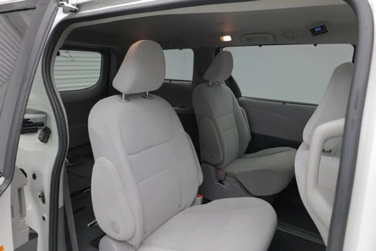 Toyota Sienna снимка Toyota Sienna