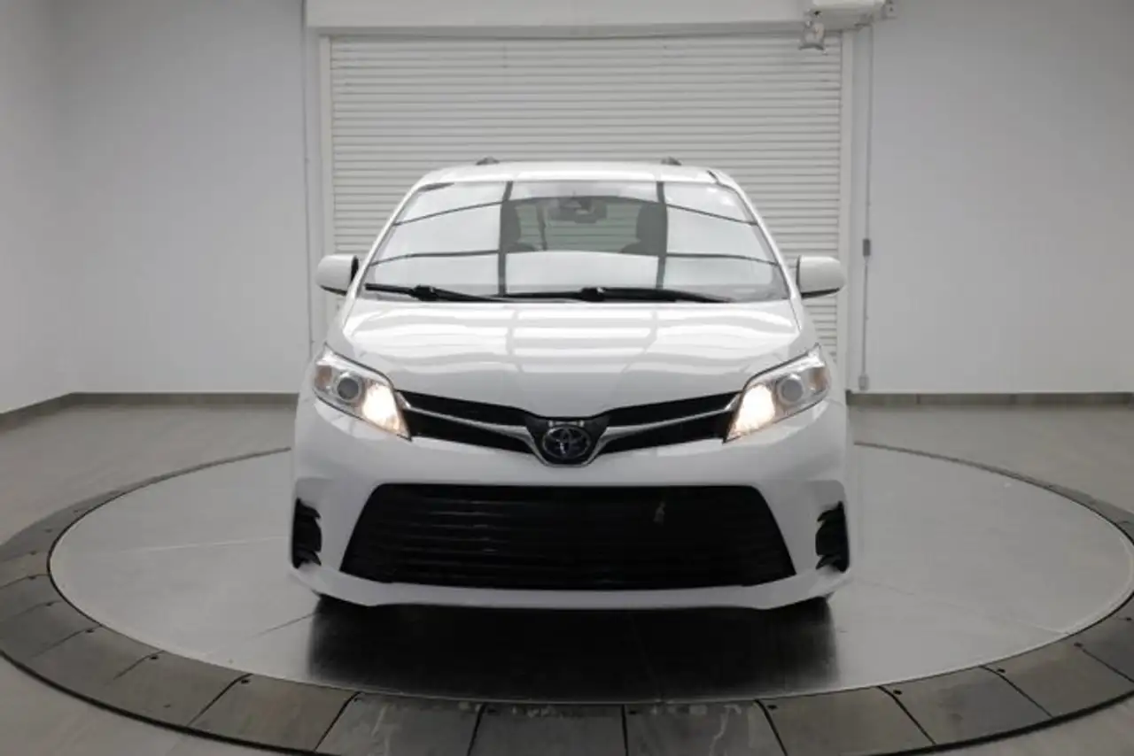 Toyota Sienna снимка Toyota Sienna