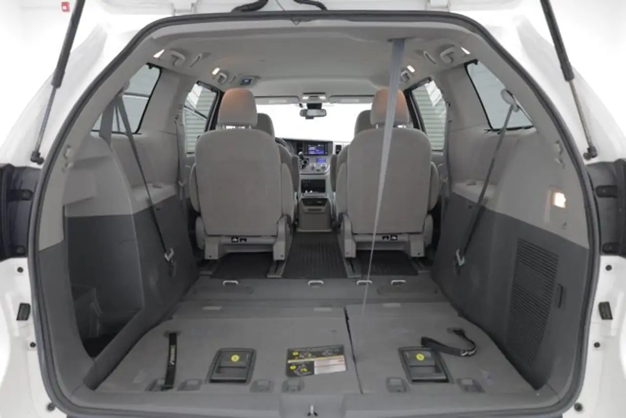 Toyota Sienna снимка Toyota Sienna