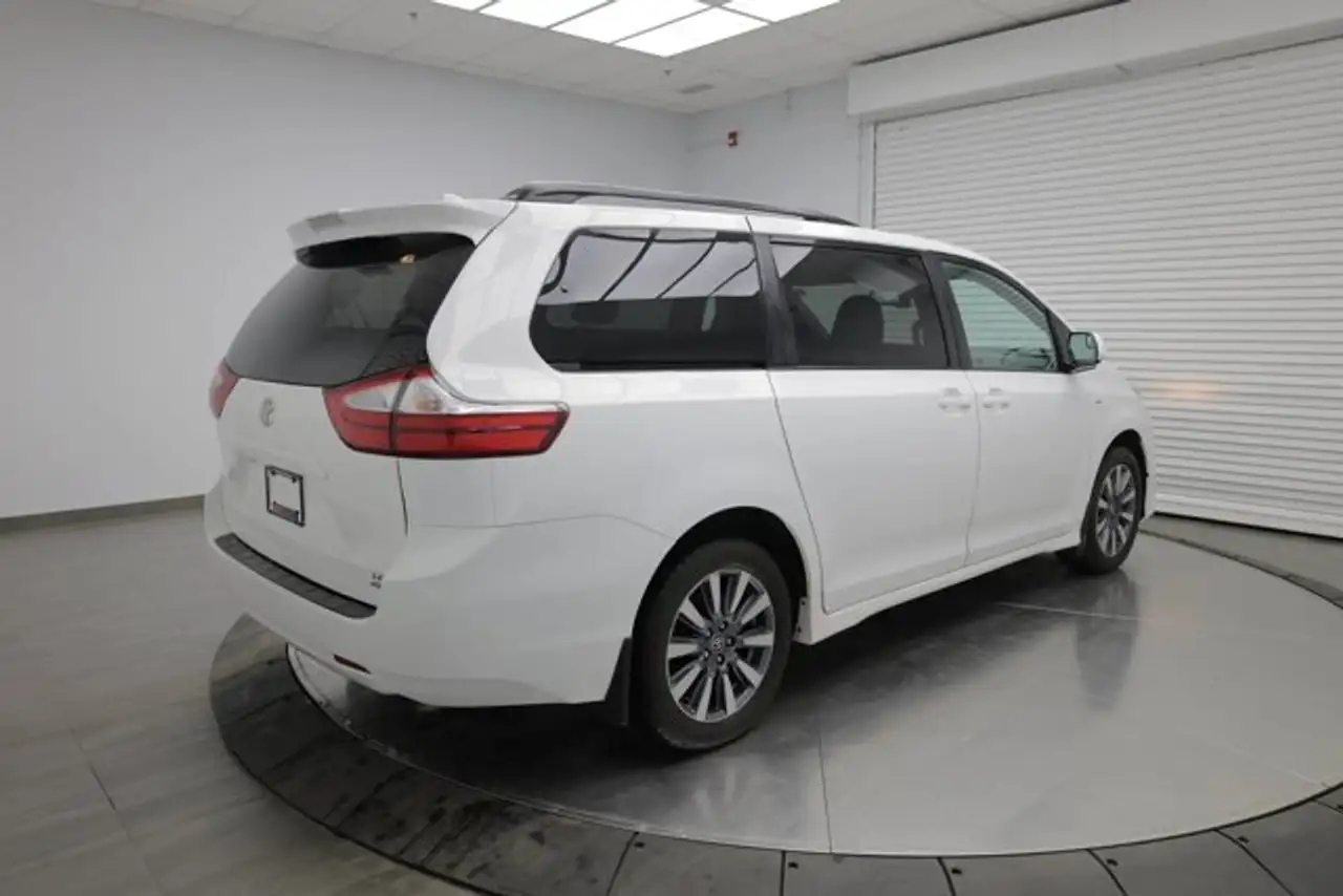 Toyota Sienna снимка Toyota Sienna
