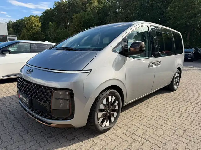 Hyundai Staria view 3