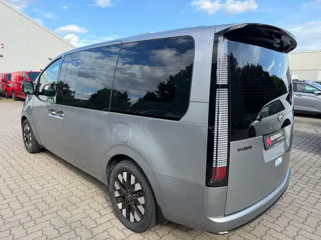 Hyundai Staria view 4