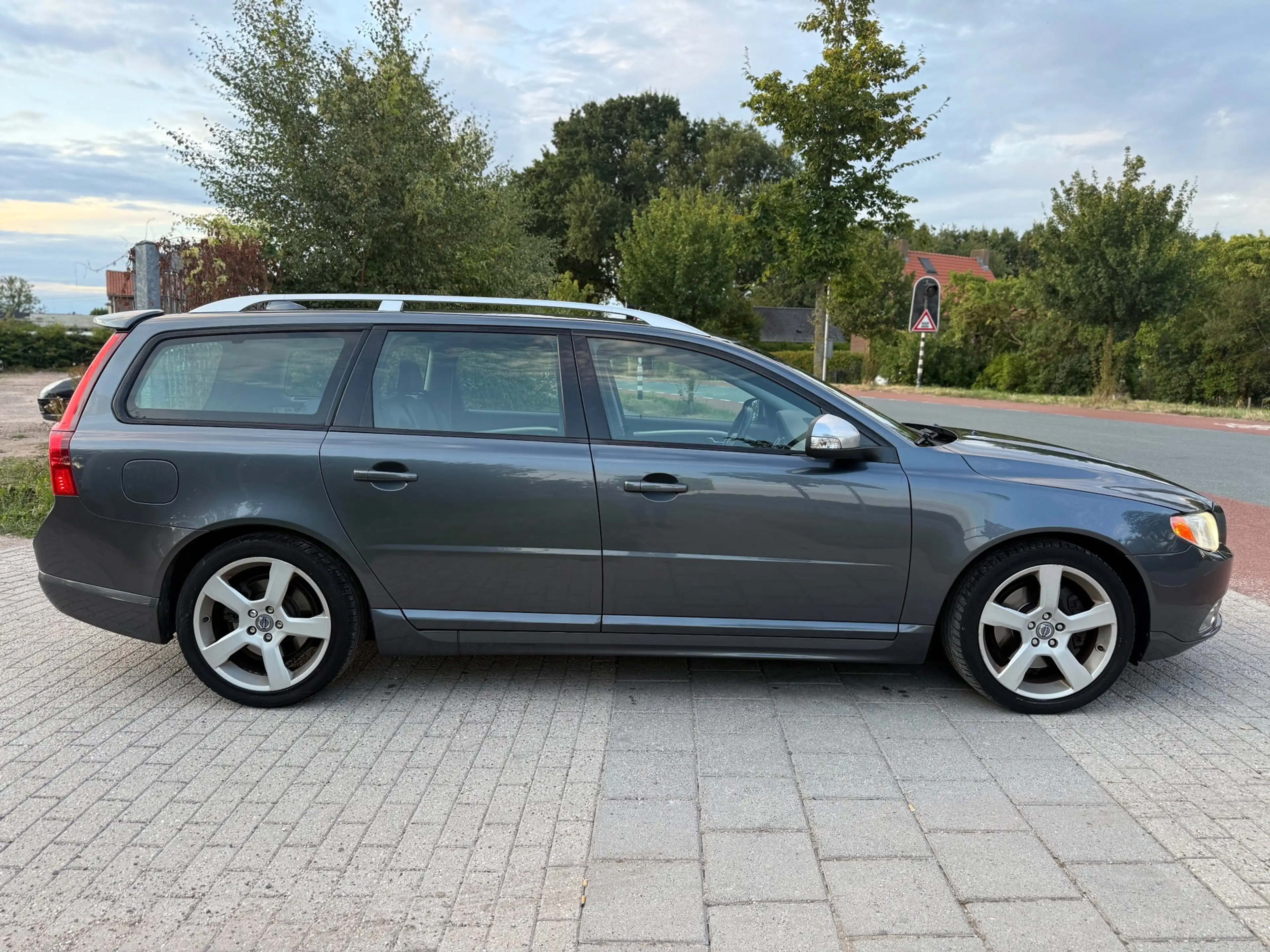 Volvo V70 2.0T R-Edition AUTOMAAT AIRCO CRUIS LEDER NAVI PDC — photo 7