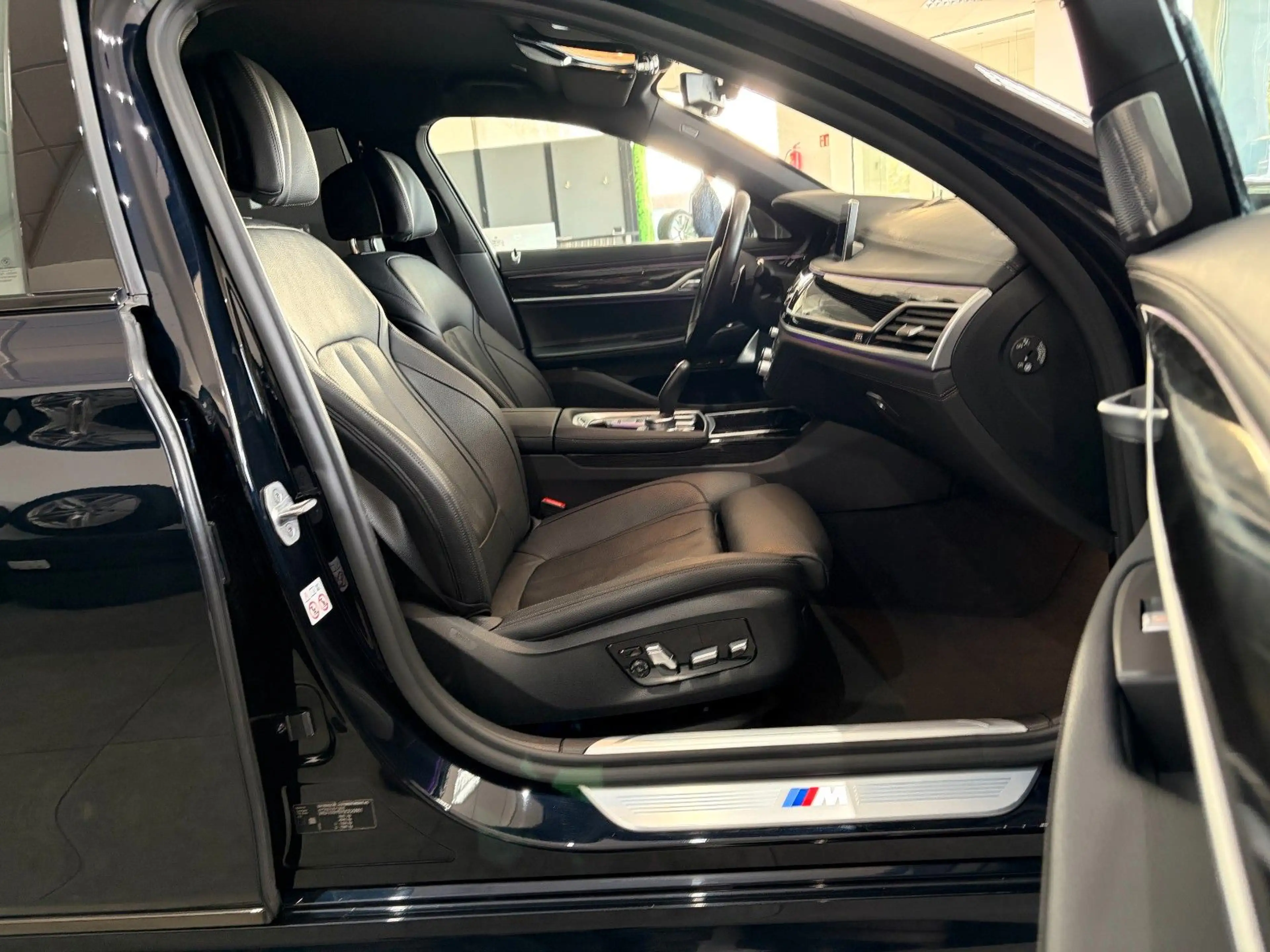 BMW 750 i xDrive*M-Sport*B&W*Bowers*Laser*M-Perf-AGA* — photo 17
