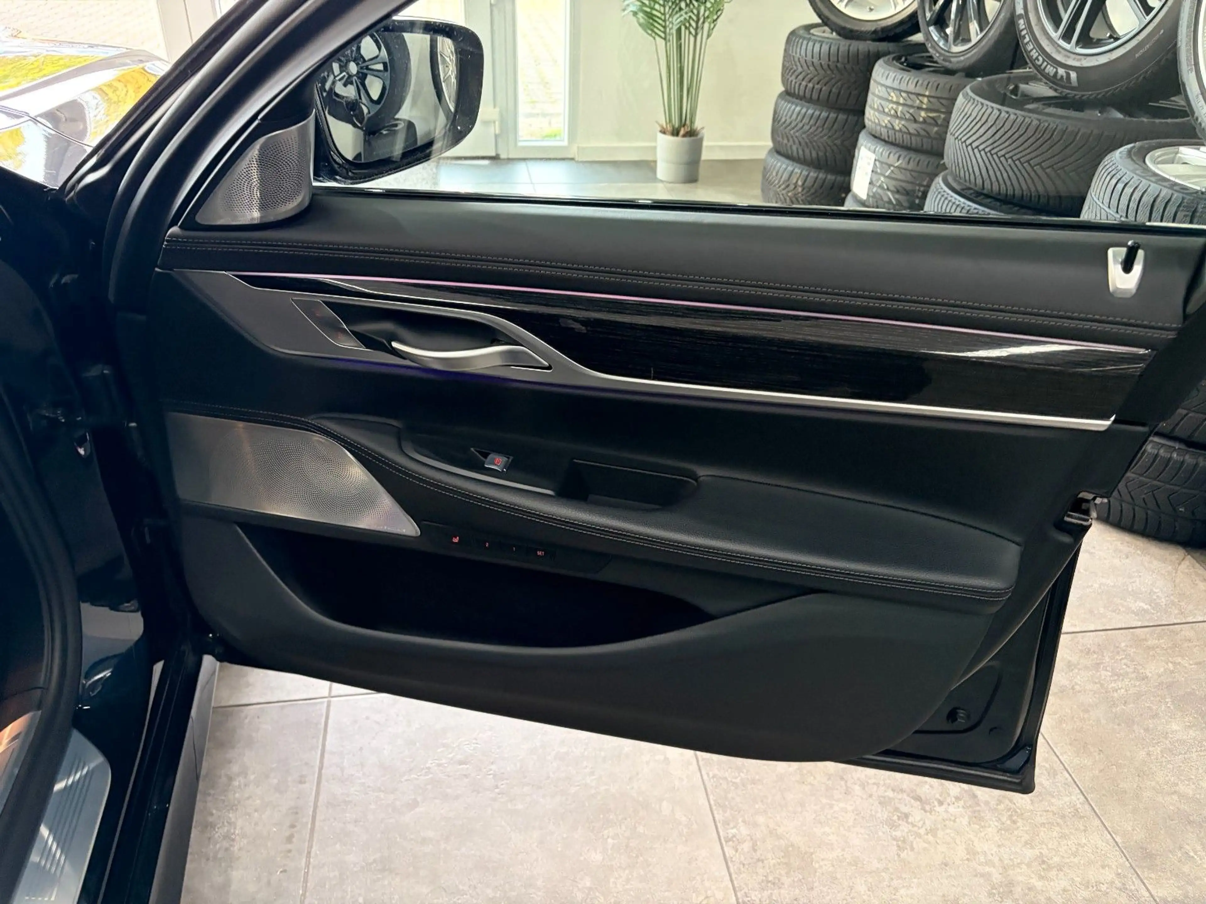 BMW 750 i xDrive*M-Sport*B&W*Bowers*Laser*M-Perf-AGA* — photo 37