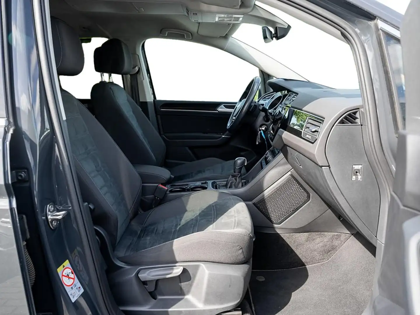 Volkswagen Touran 2.0 TDI Highline DSG AHK NAVI ACC LED Grau - 2