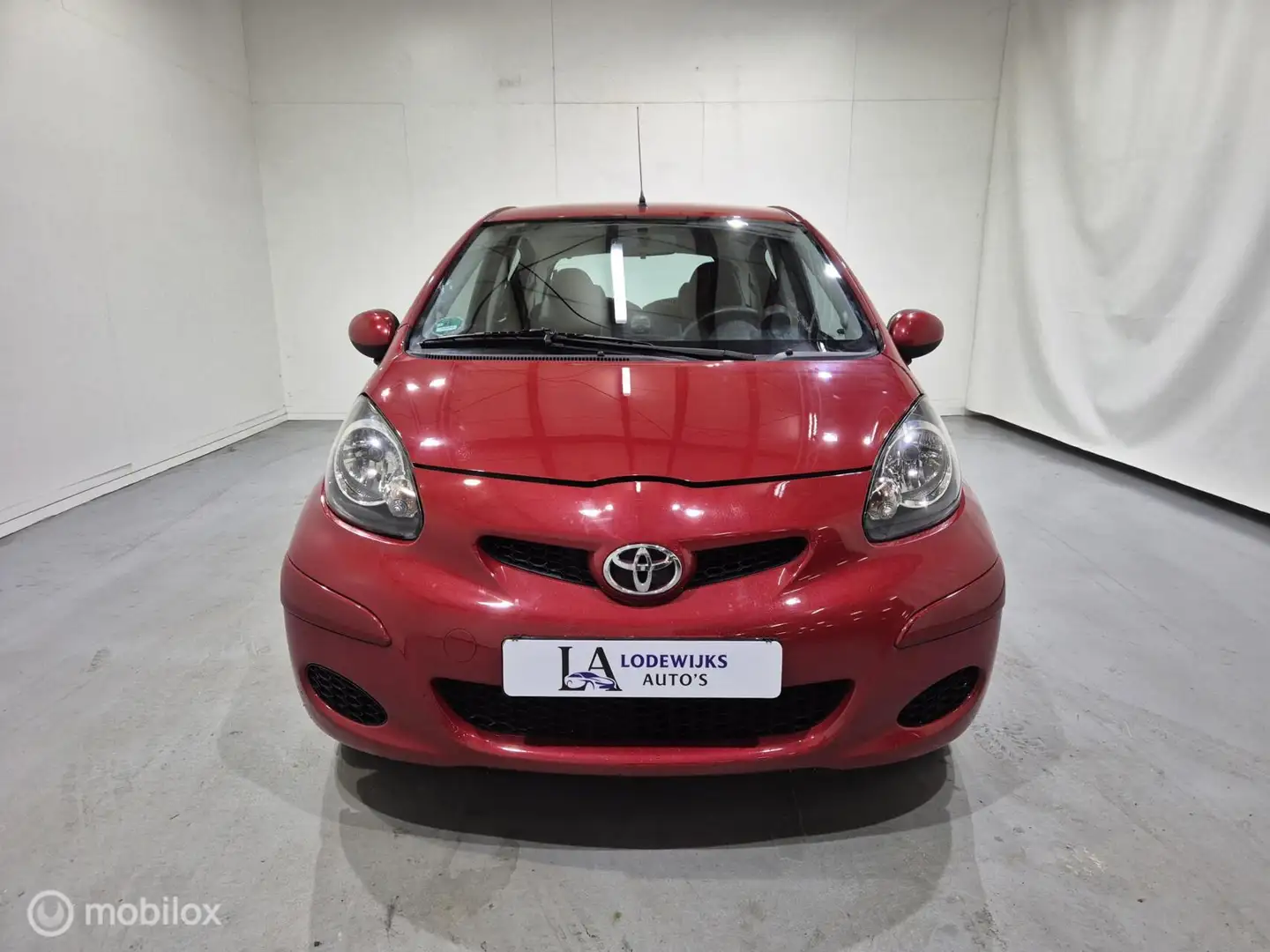 Toyota Aygo 1.0-12V Dynamic Navigator Rood - 2