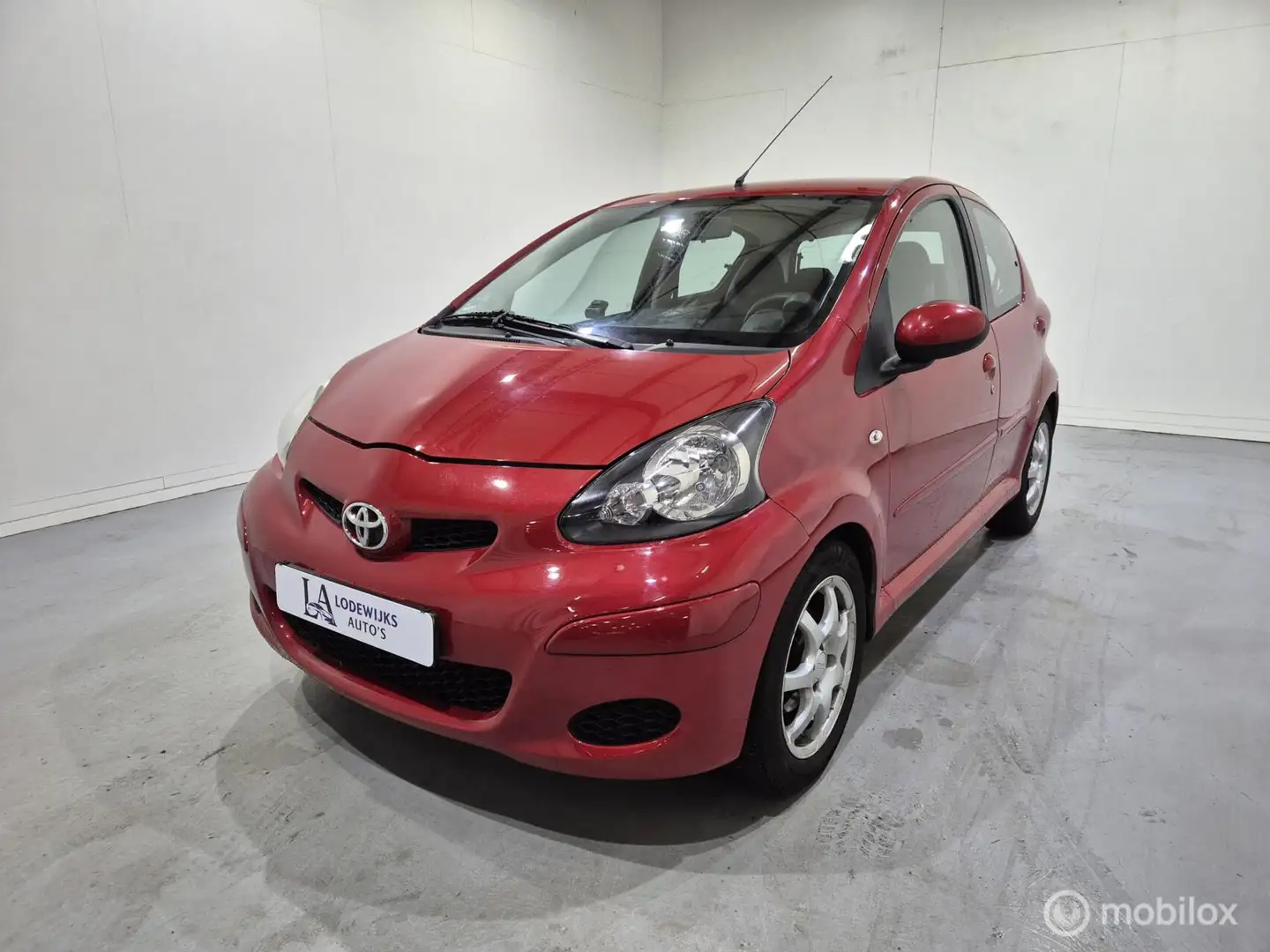 Toyota Aygo 1.0-12V Dynamic Navigator Rood - 1