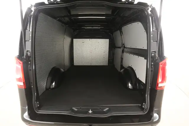Mercedes-Benz Vito view 3