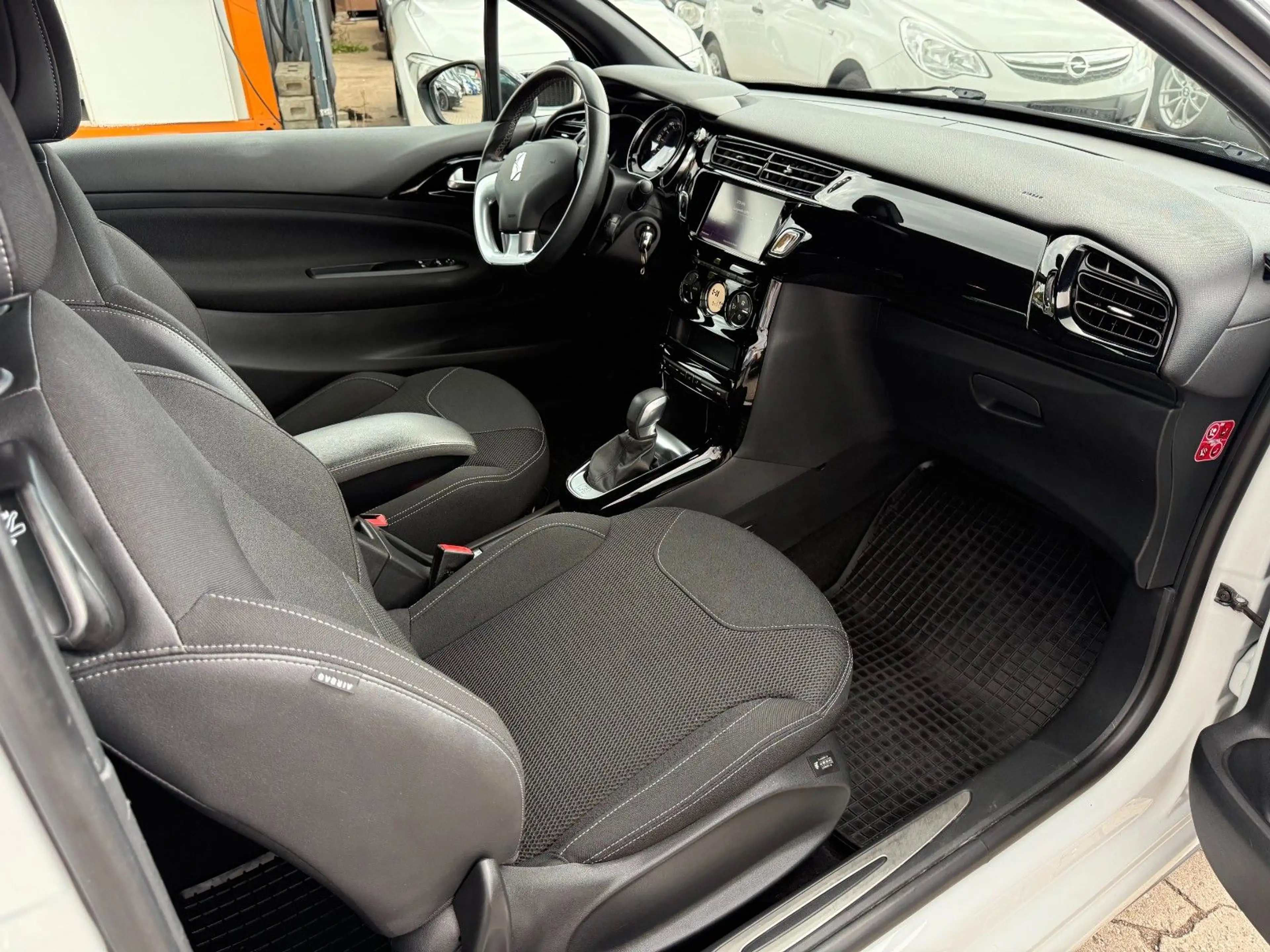 Citroen DS3 SPORTCHIC / AUTOMATIK / KAMERA / UNFALLFREI — photo 10