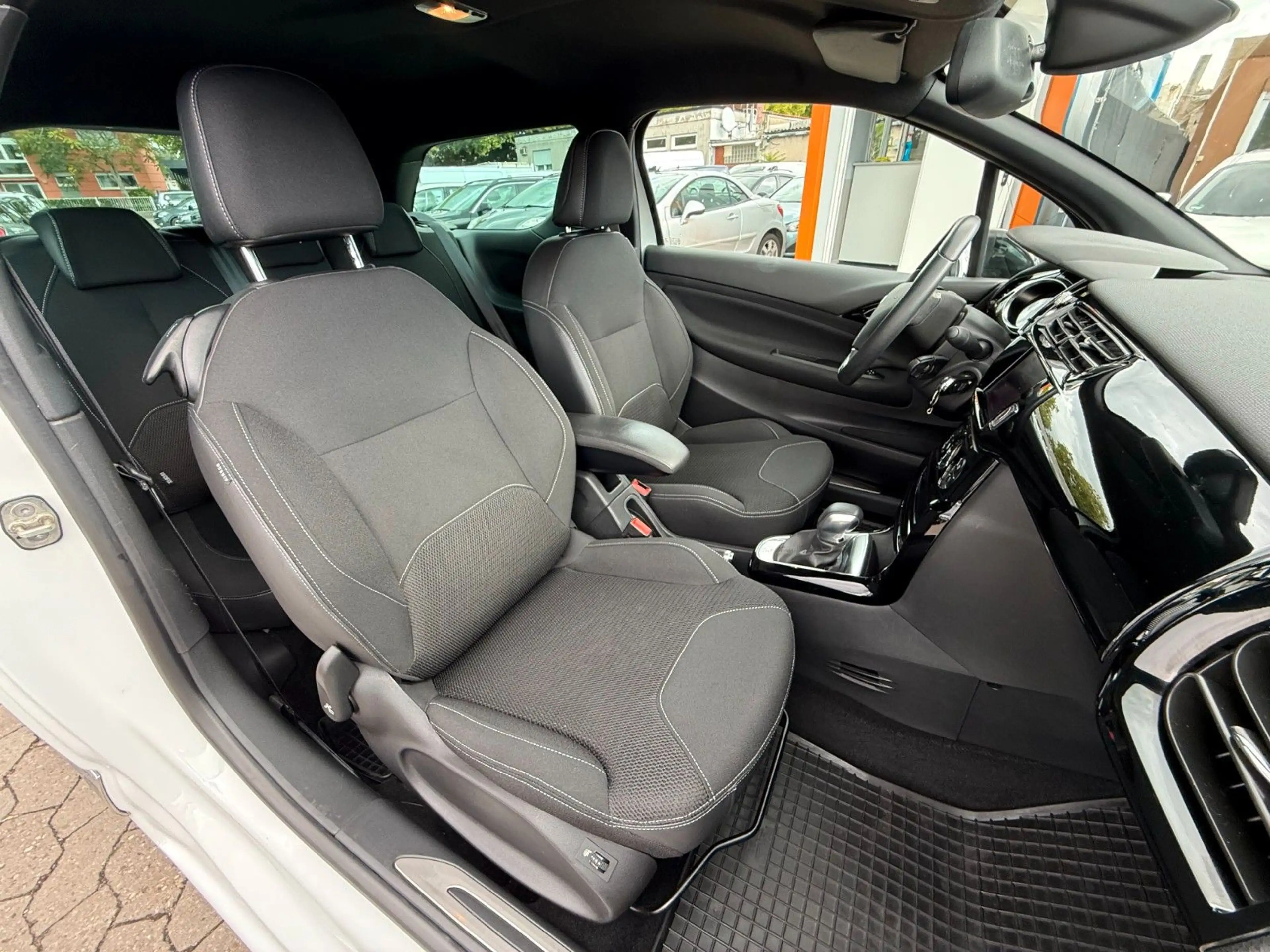 Citroen DS3 SPORTCHIC / AUTOMATIK / KAMERA / UNFALLFREI — photo 11