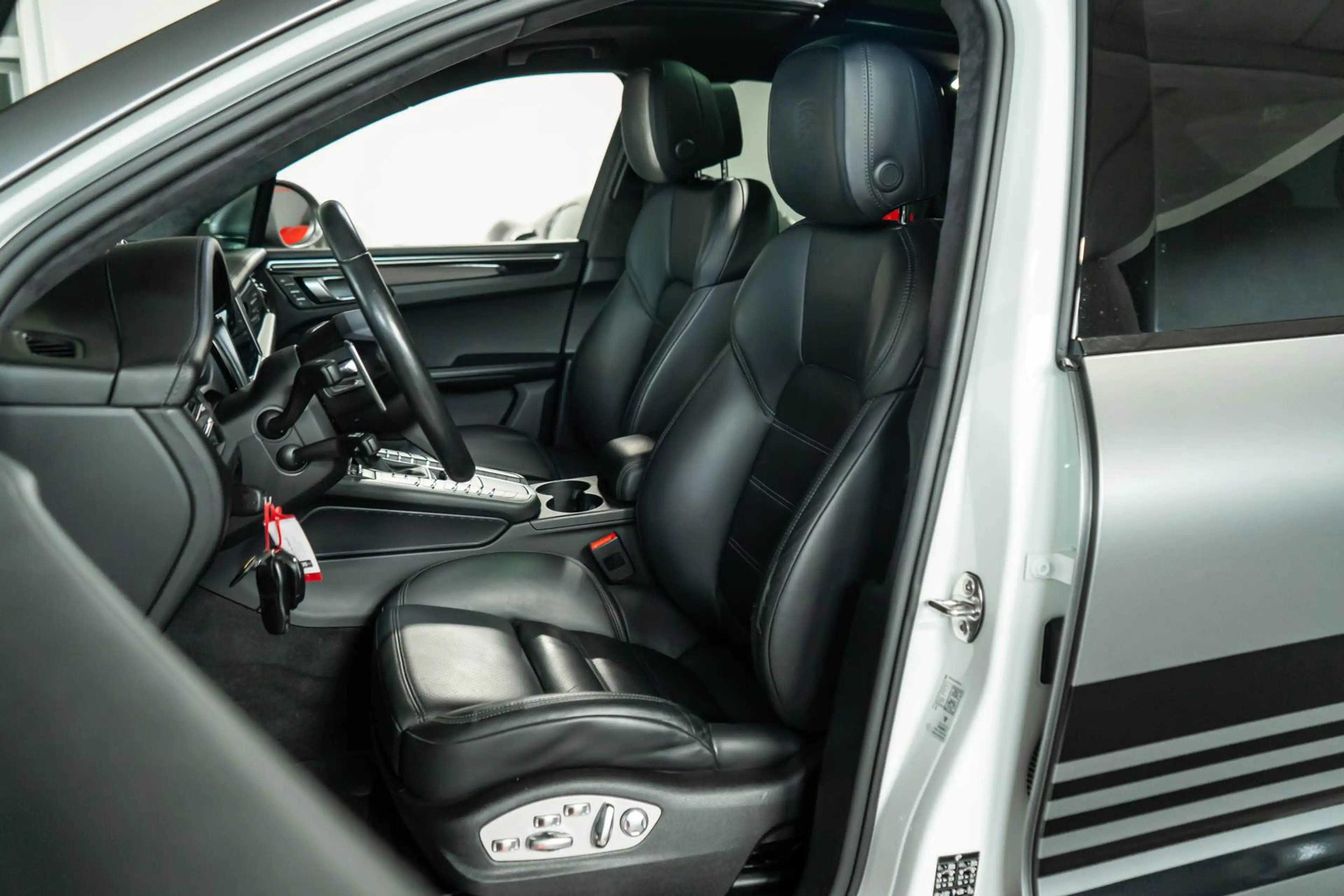 Porsche Macan Turbo PDLS+ BOSE PANO SHZ LUFT CHRONO — photo 13