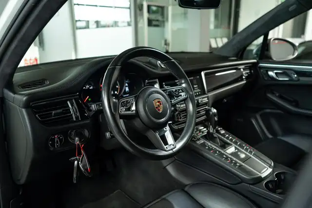Porsche Macan view 12