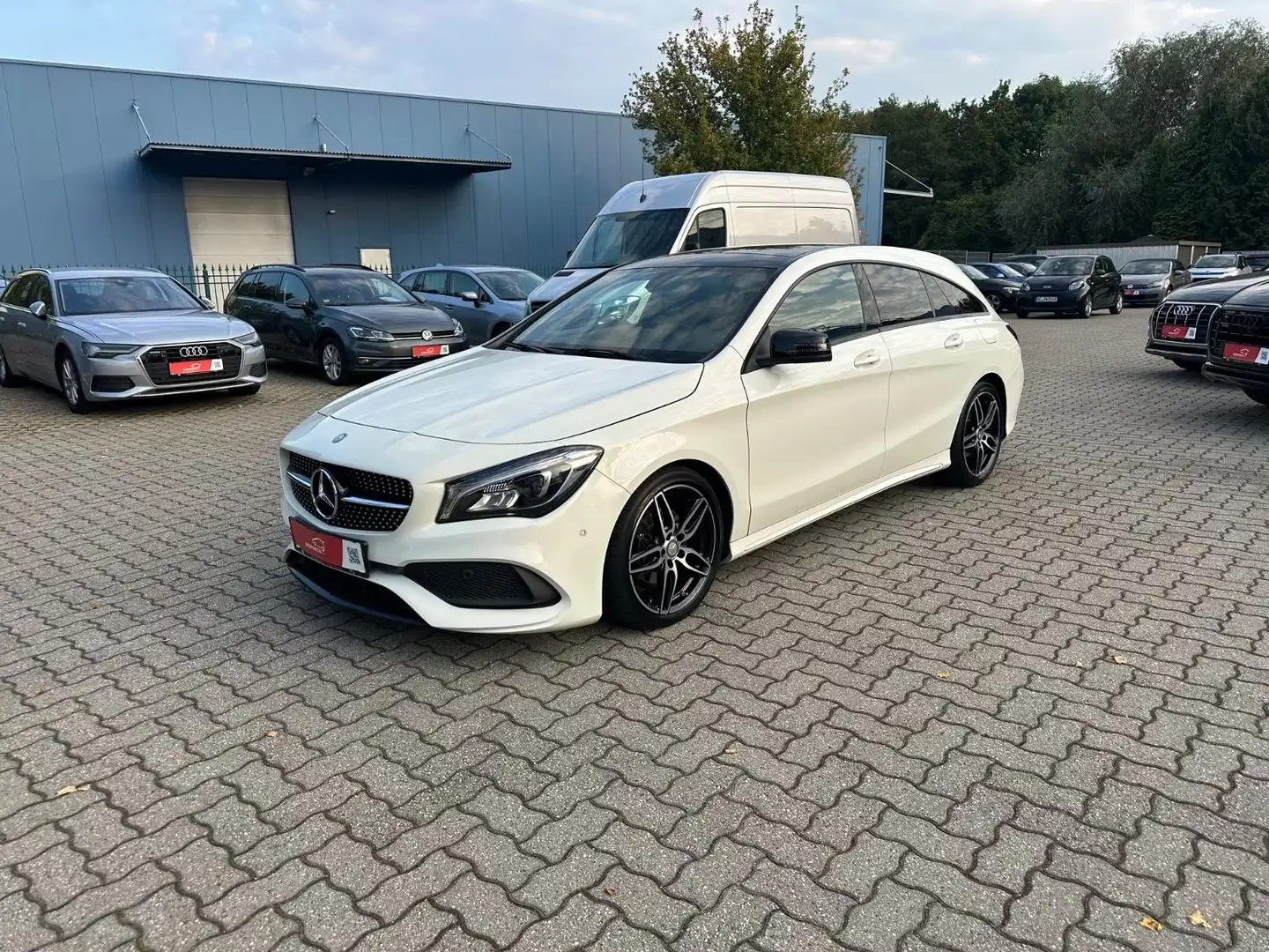 Mercedes-Benz CLA 180 AMG Panorama NAV Kam LED Temp SHZ 18" Bílá - 1