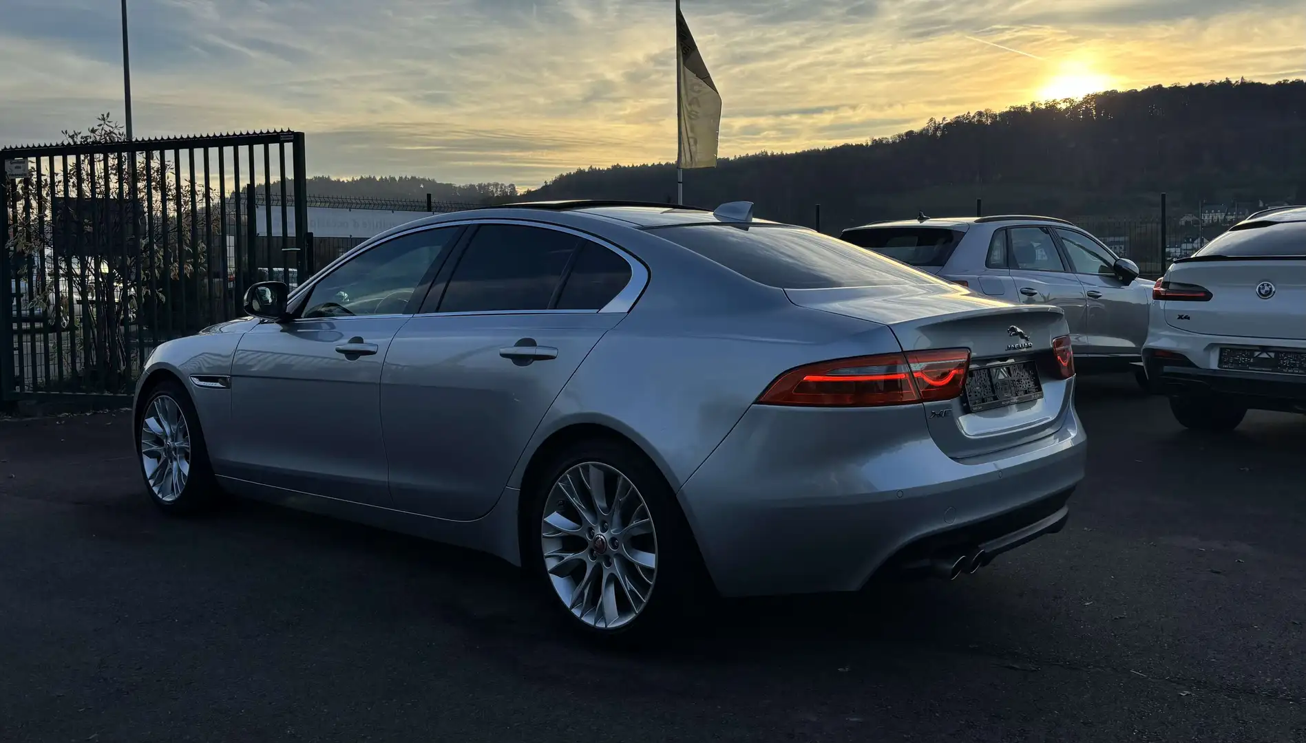 Jaguar XE XE 20d Aut. Ingenium Edition Plateado - 2